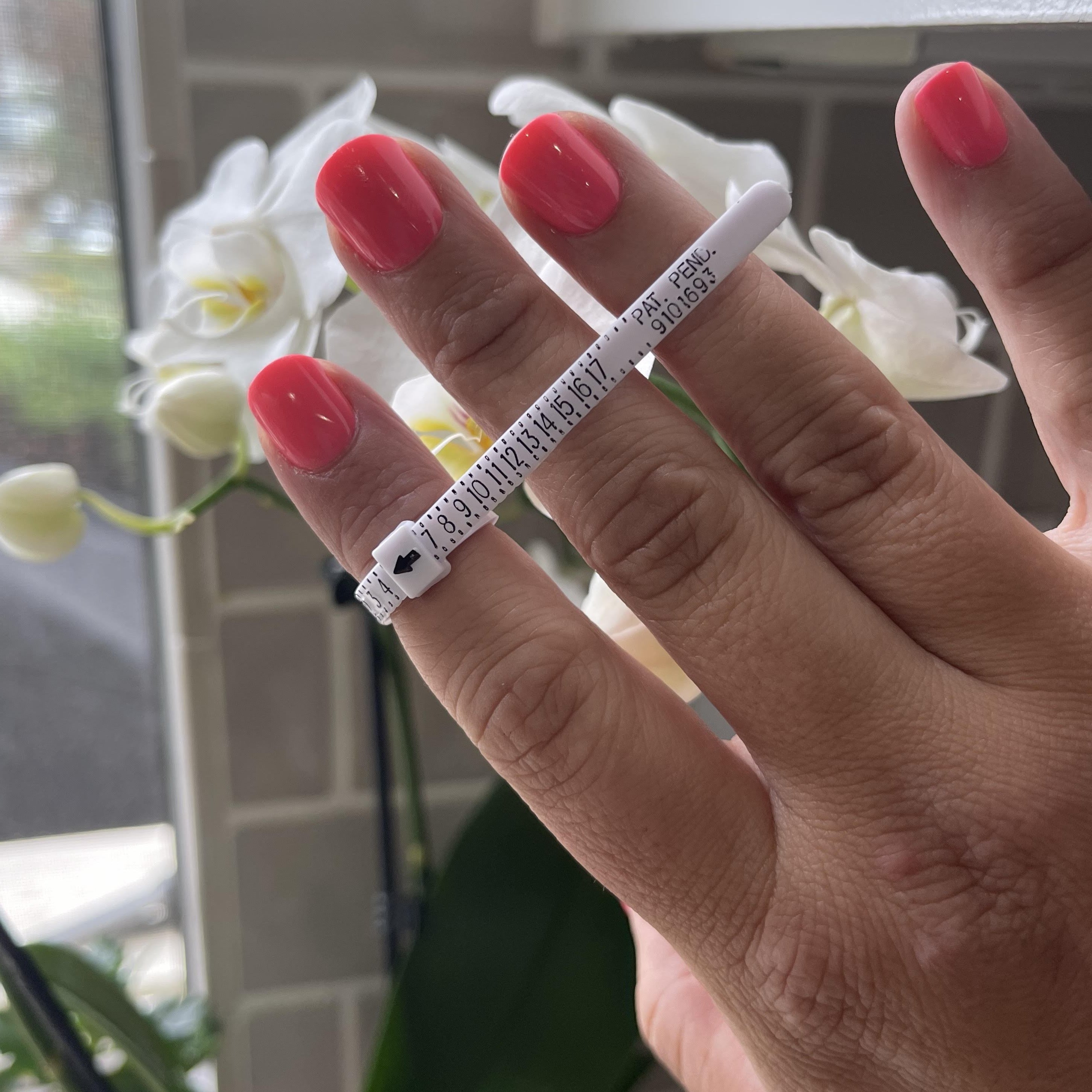 A flexible and adjustable ring sizer tool for measuring finger sizes accurately, designed for easy use and portability.