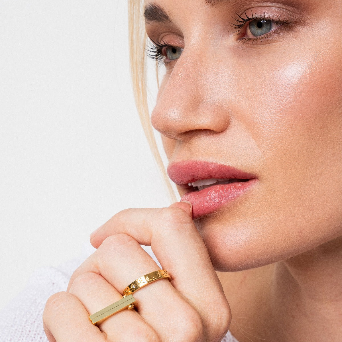 Roula Ineos Stone Ring featuring 18K gold plating on premium stainless steel, showcasing its elegant design.