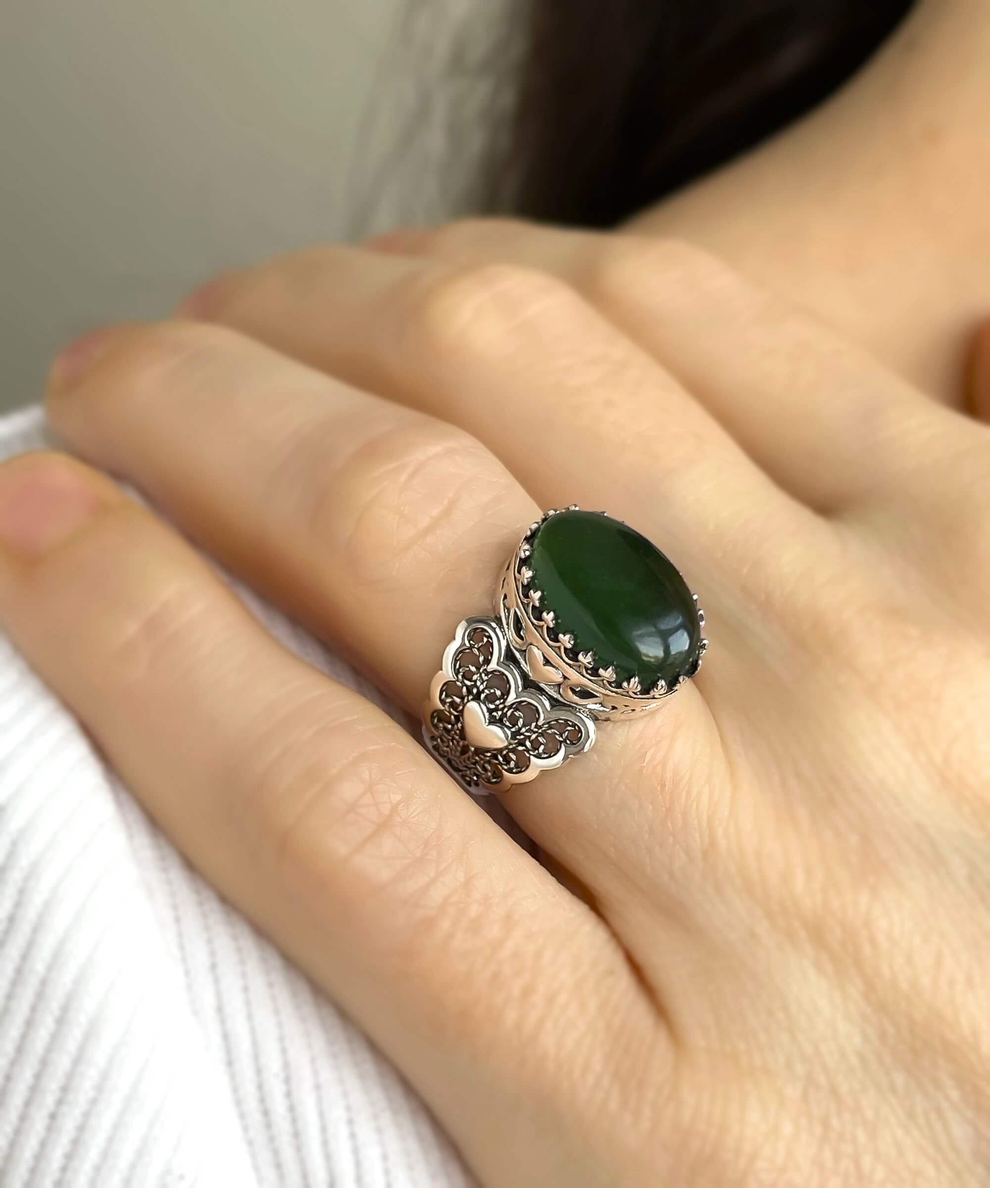 Elegant 925 sterling silver double heart filigree ring featuring a natural serpentine gemstone, beautifully crafted for a stylish look.