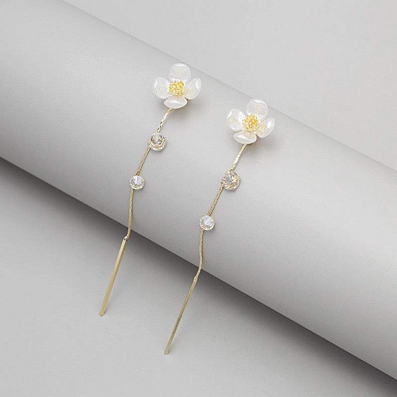 Elegant Shell Single Flower Earrings with sparkling ZirCon tassels, showcasing a delicate design in a lightweight alloy material.