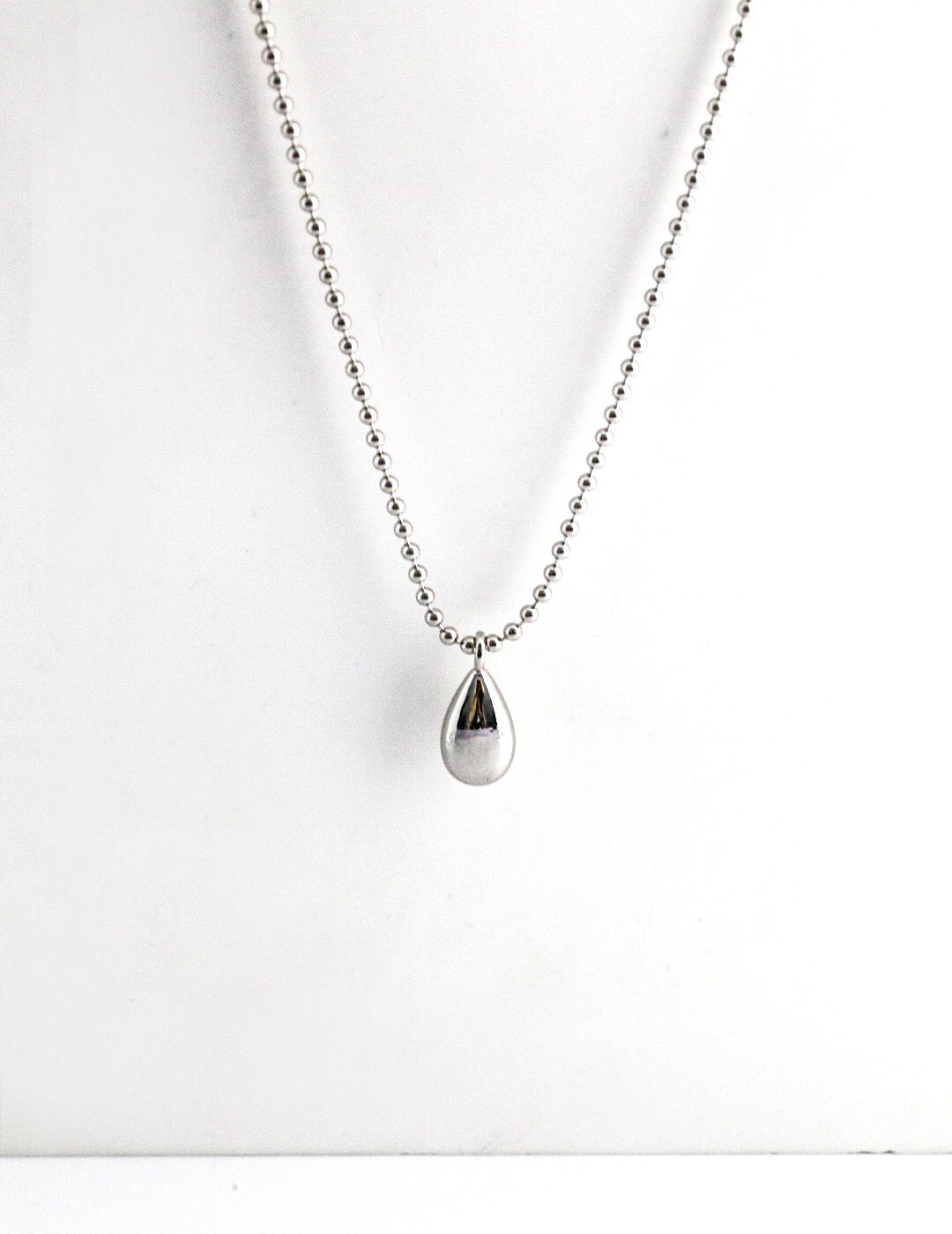 Elegant Simple Water Drop Pendant Necklace made of gold vermeil, featuring a delicate water drop design.