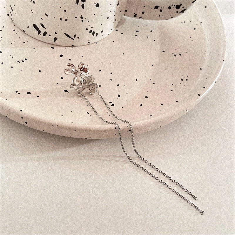 Single Metallic Two-Flower Clip with Long Tassels, showcasing elegant design and durable alloy material.