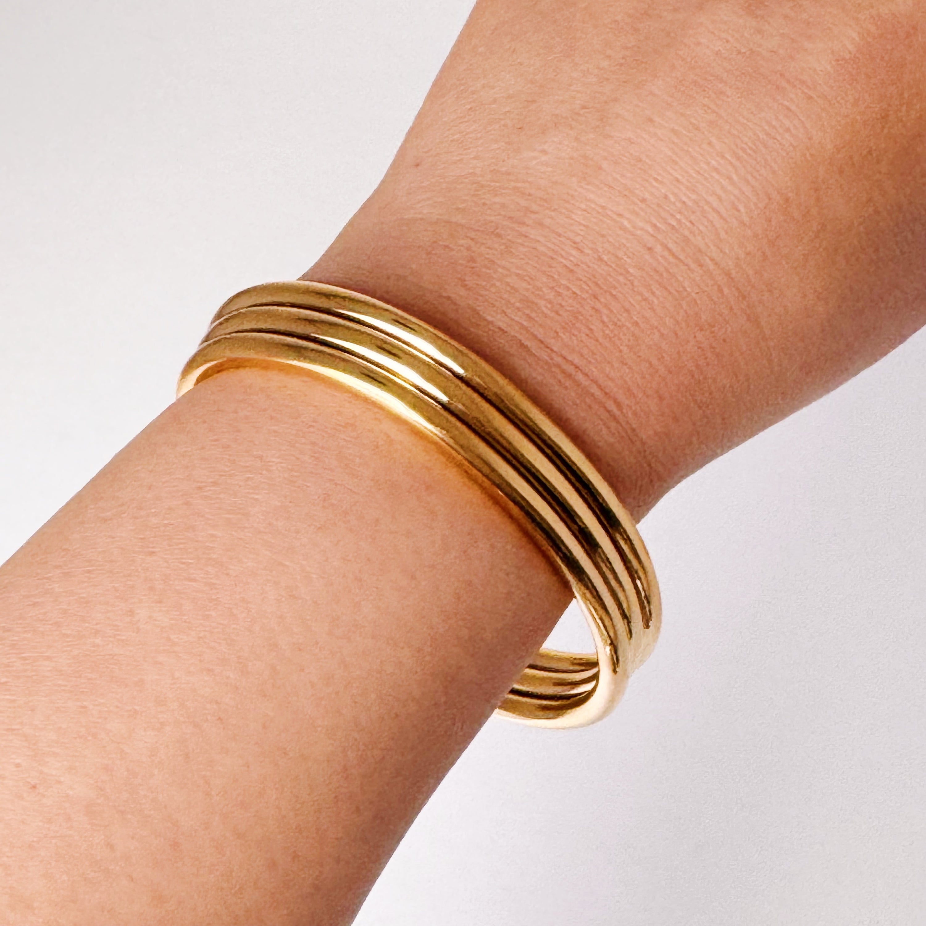 Elegant So Chic Open Bangle in 18k gold plated stainless steel with a unique twist design.