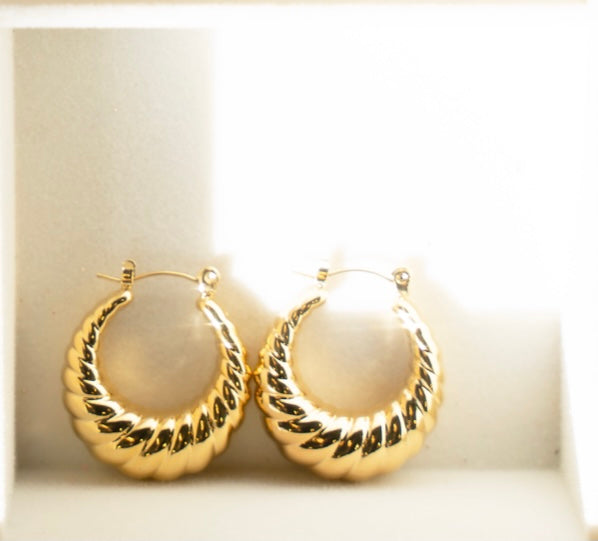 Elegant STARLA Hoops earrings featuring a crescent design with scalloped texture, made from stainless steel and 18k gold plating.