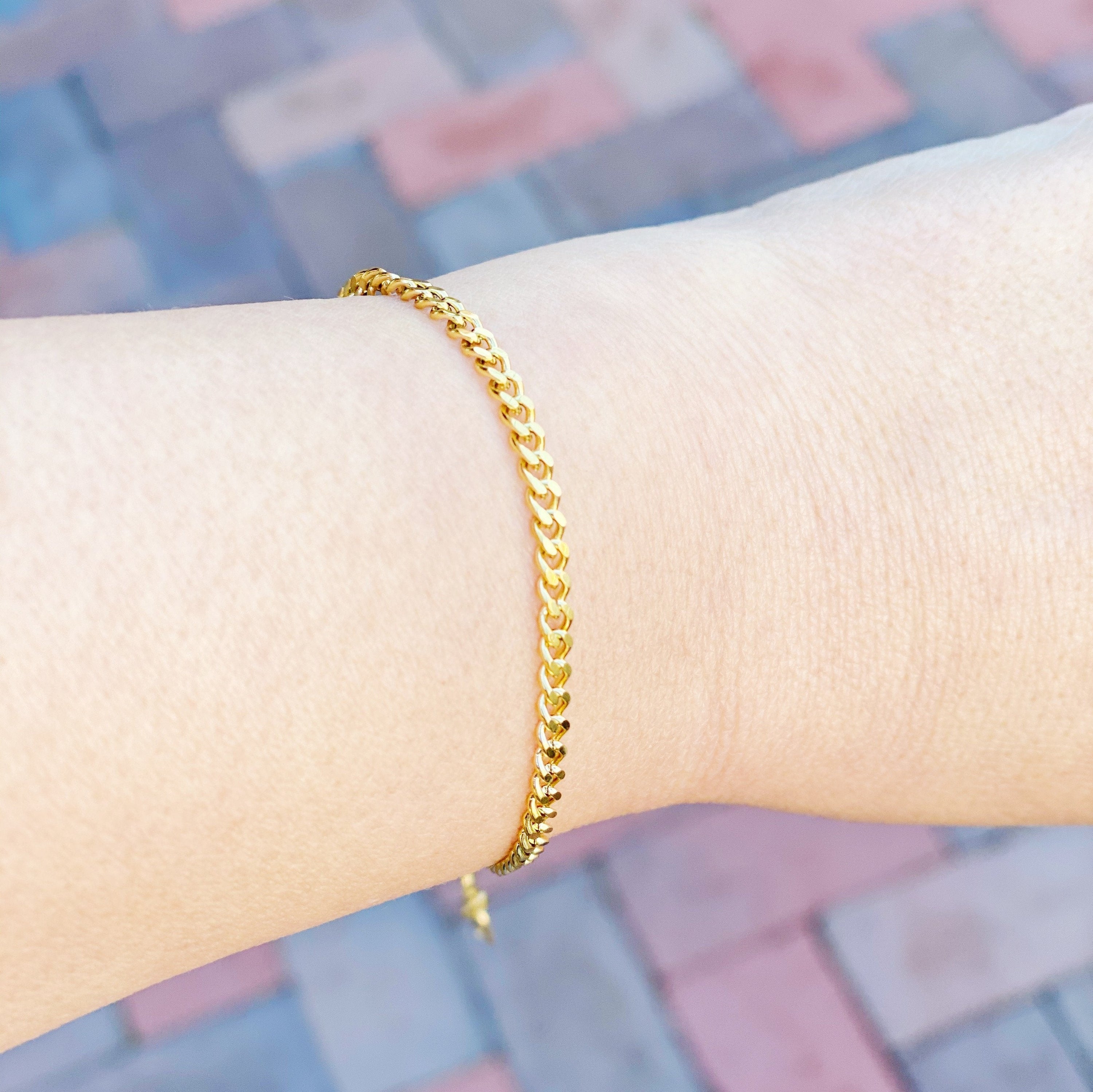 Stylish Cuban Chain Bracelet in 18K gold plating, showcasing its classic design and multiple size options.