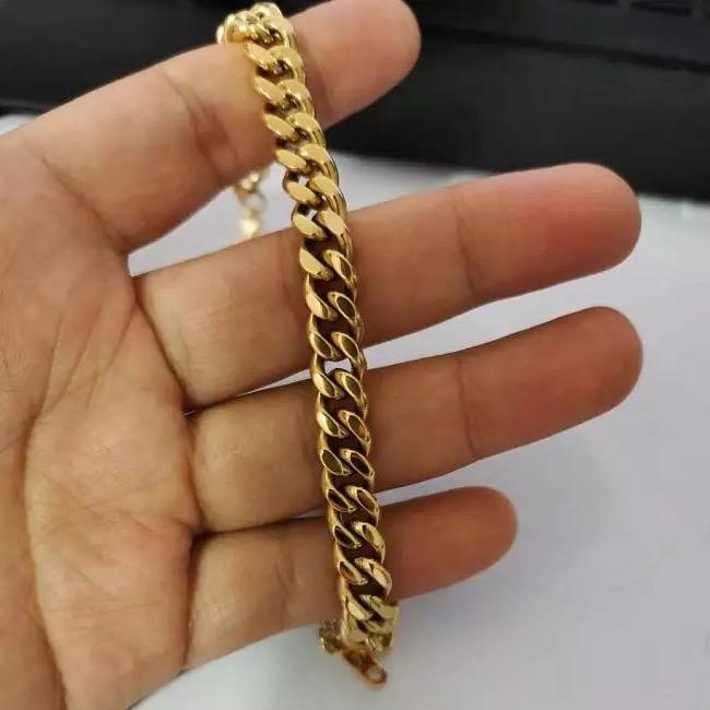 Stylish Cuban Chain Bracelet in 18K gold plating, showcasing its classic design and multiple size options.