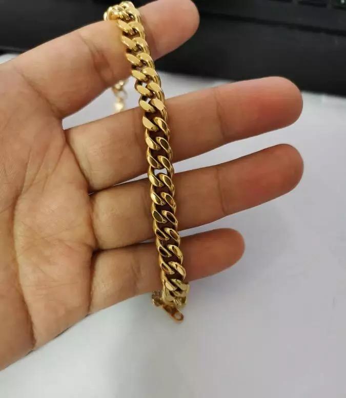 Stylish Cuban Chain Bracelet in 18K gold plating, showcasing its classic design and multiple size options.