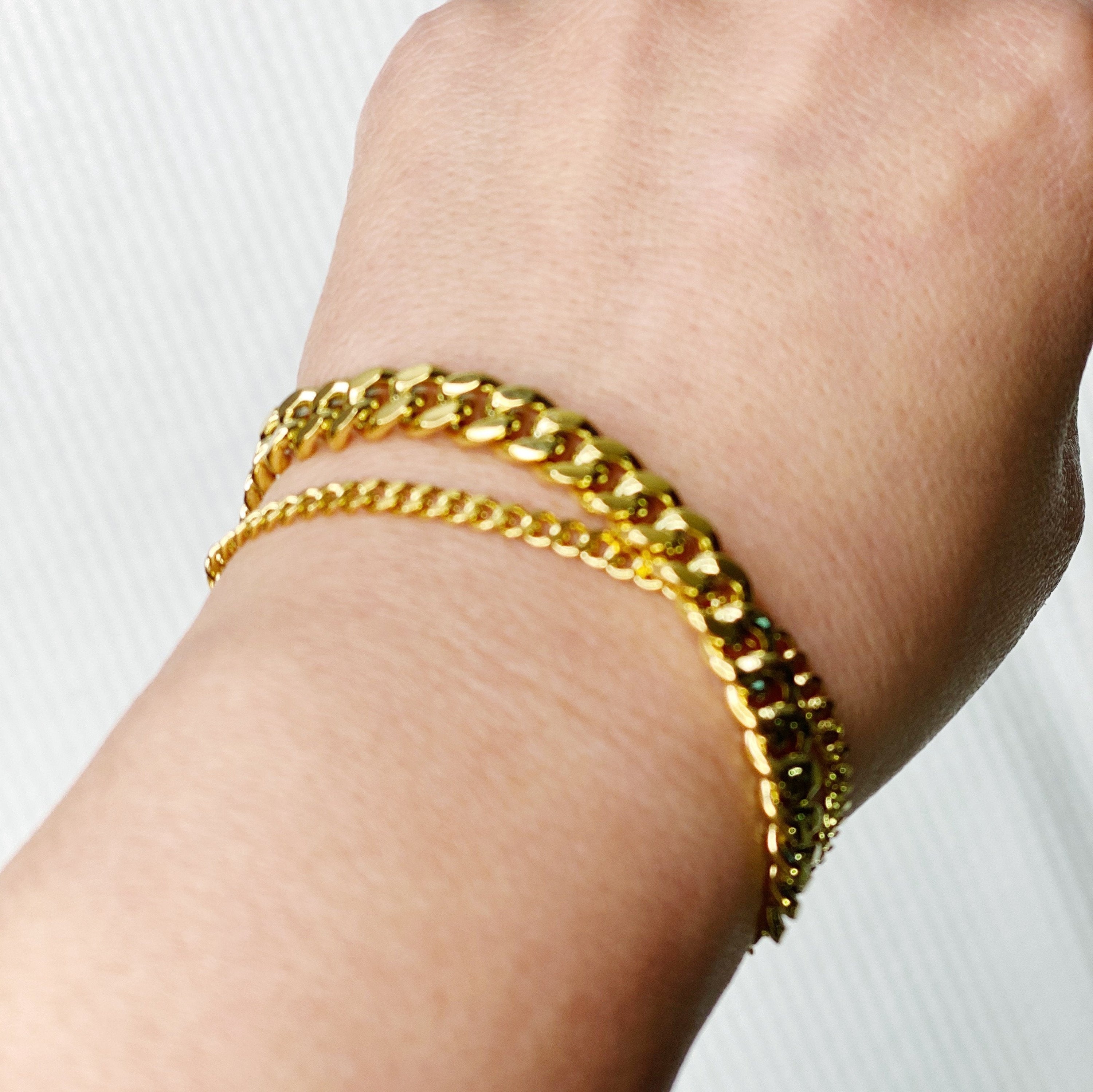 Stylish Cuban Chain Bracelet in 18K gold plating, showcasing its classic design and multiple size options.