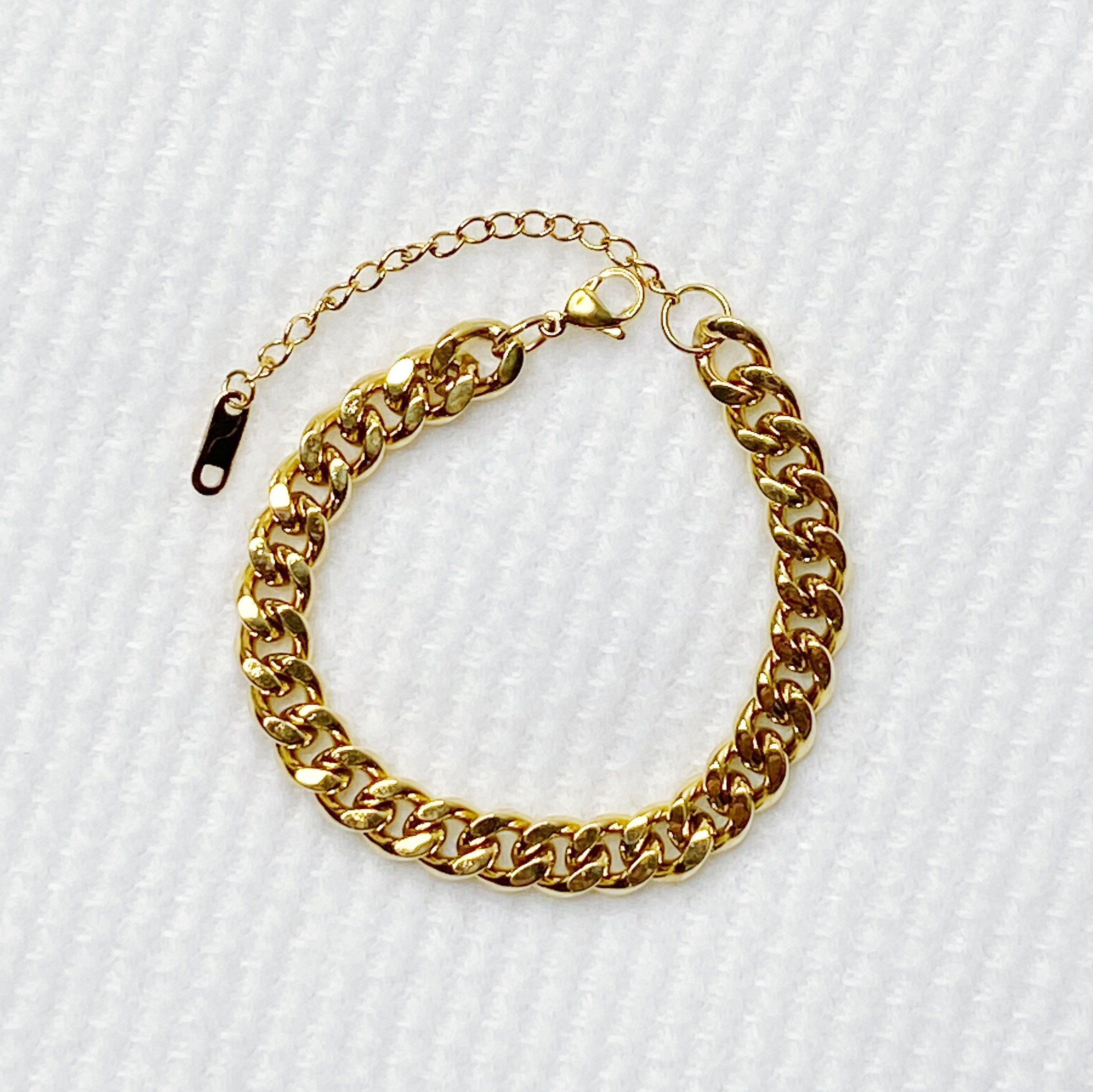 Stylish Cuban Chain Bracelet in 18K gold plating, showcasing its classic design and multiple size options.