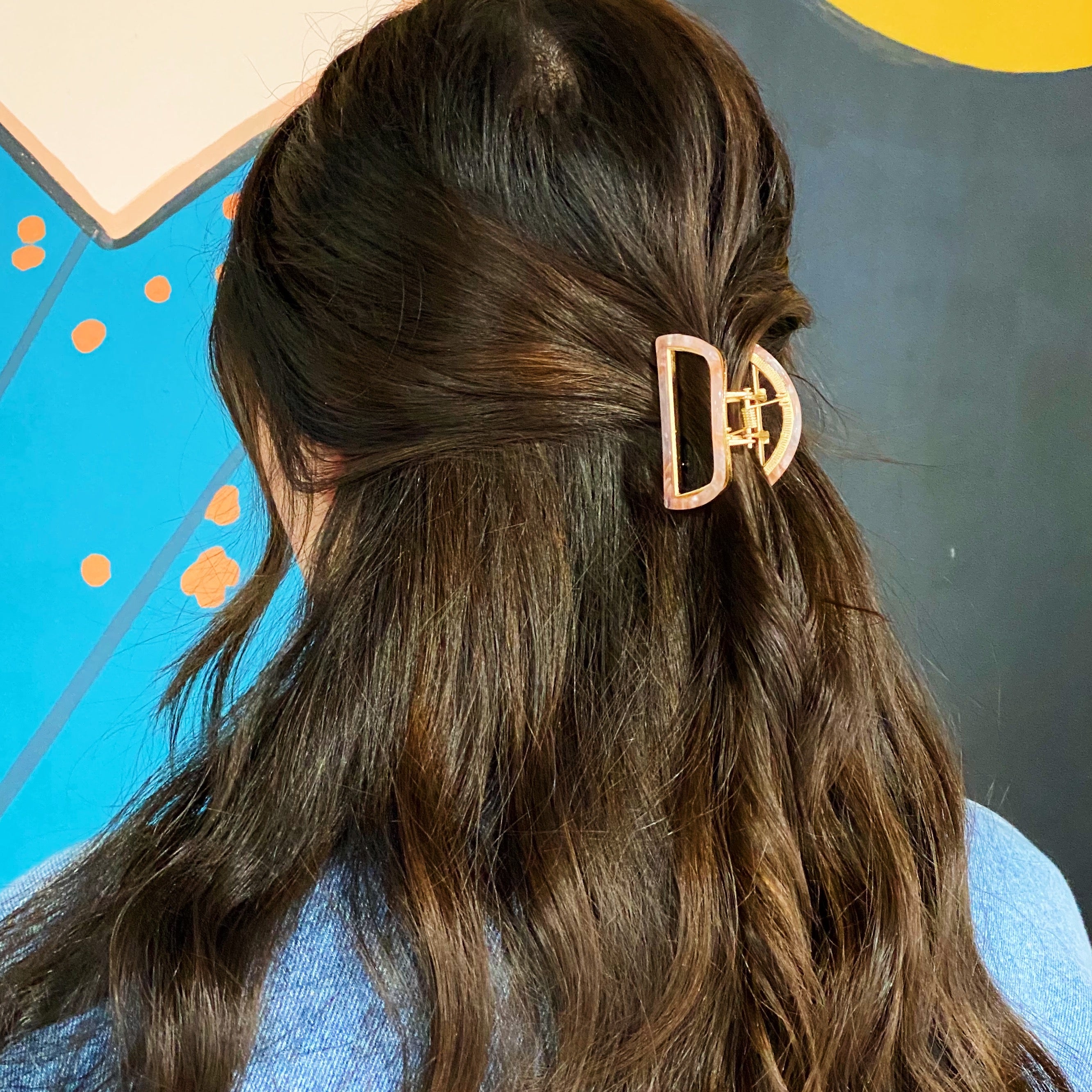 Stylish Outlined Hair Claw in a minimalistic design, perfect for securing hair in various styles.