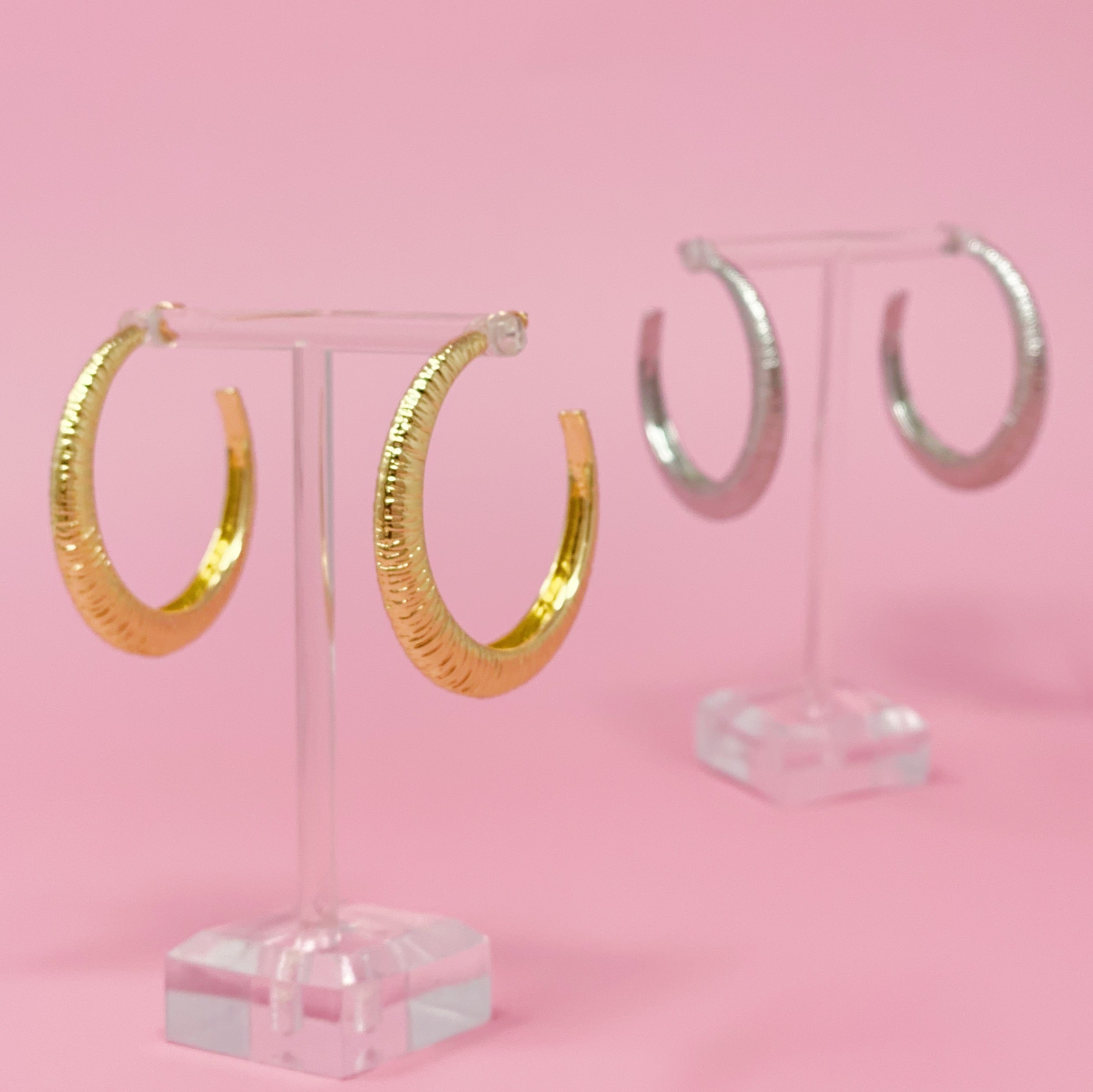 A pair of textured daily hoop earrings with a dimensional finish, perfect for everyday wear and special occasions.