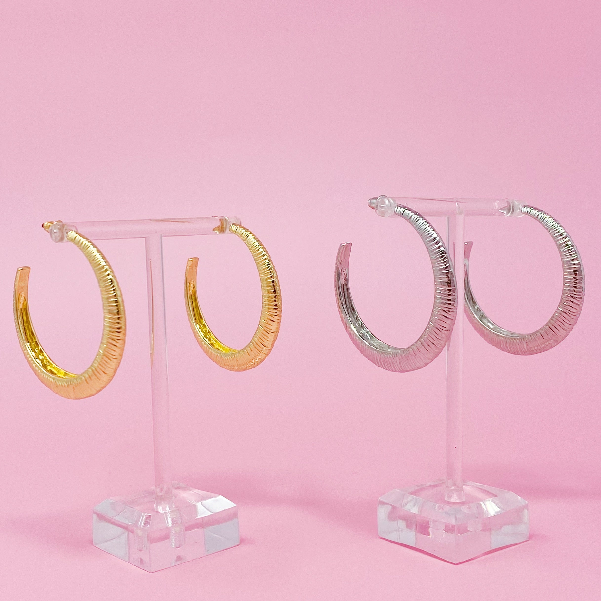 A pair of textured daily hoop earrings with a dimensional finish, perfect for everyday wear and special occasions.