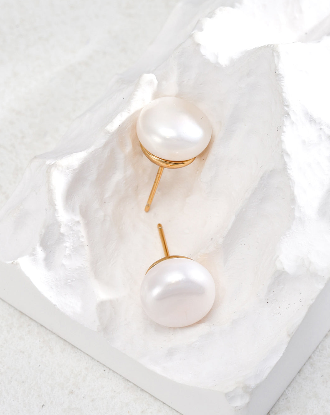 Elegant Pure Silver Pearl Stud Earrings featuring natural pearls and 925 silver setting in vintage gold and platinum finishes.