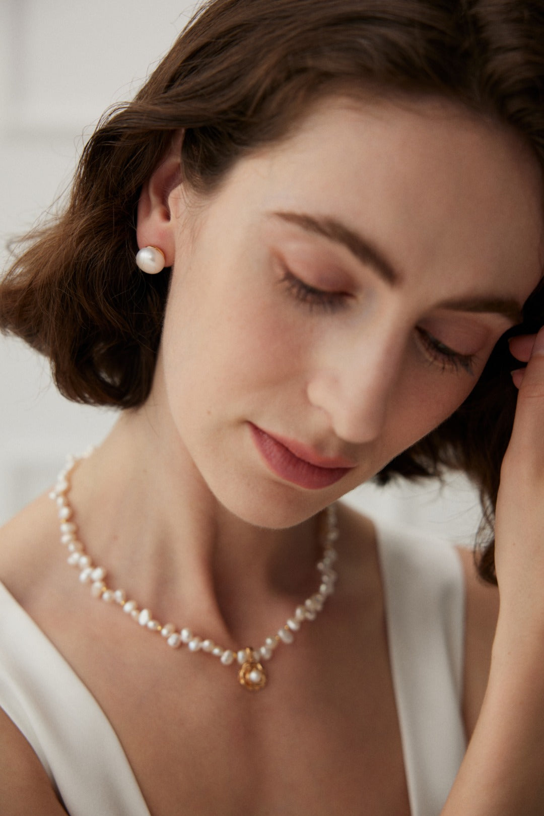 Elegant Pure Silver Pearl Stud Earrings featuring natural pearls and 925 silver setting in vintage gold and platinum finishes.