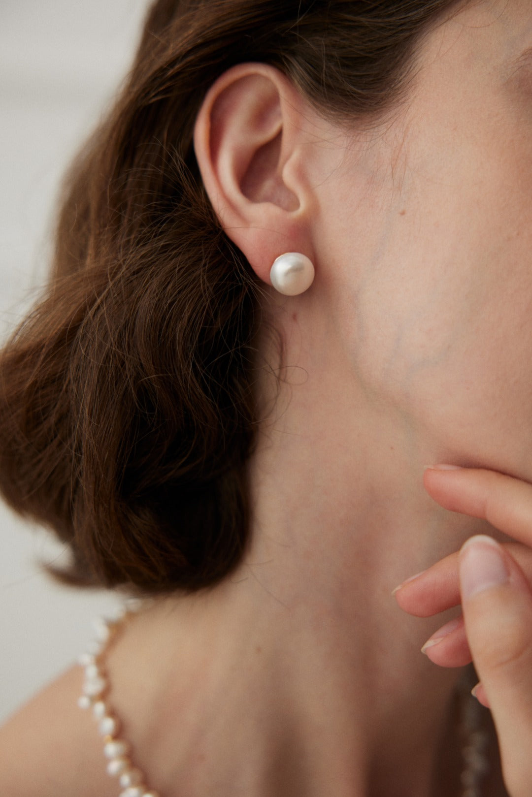 Elegant Pure Silver Pearl Stud Earrings featuring natural pearls and 925 silver setting in vintage gold and platinum finishes.