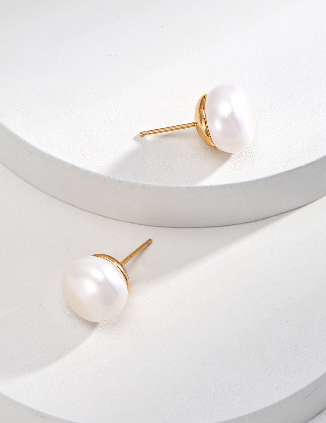 Elegant Pure Silver Pearl Stud Earrings featuring natural pearls and 925 silver setting in vintage gold and platinum finishes.