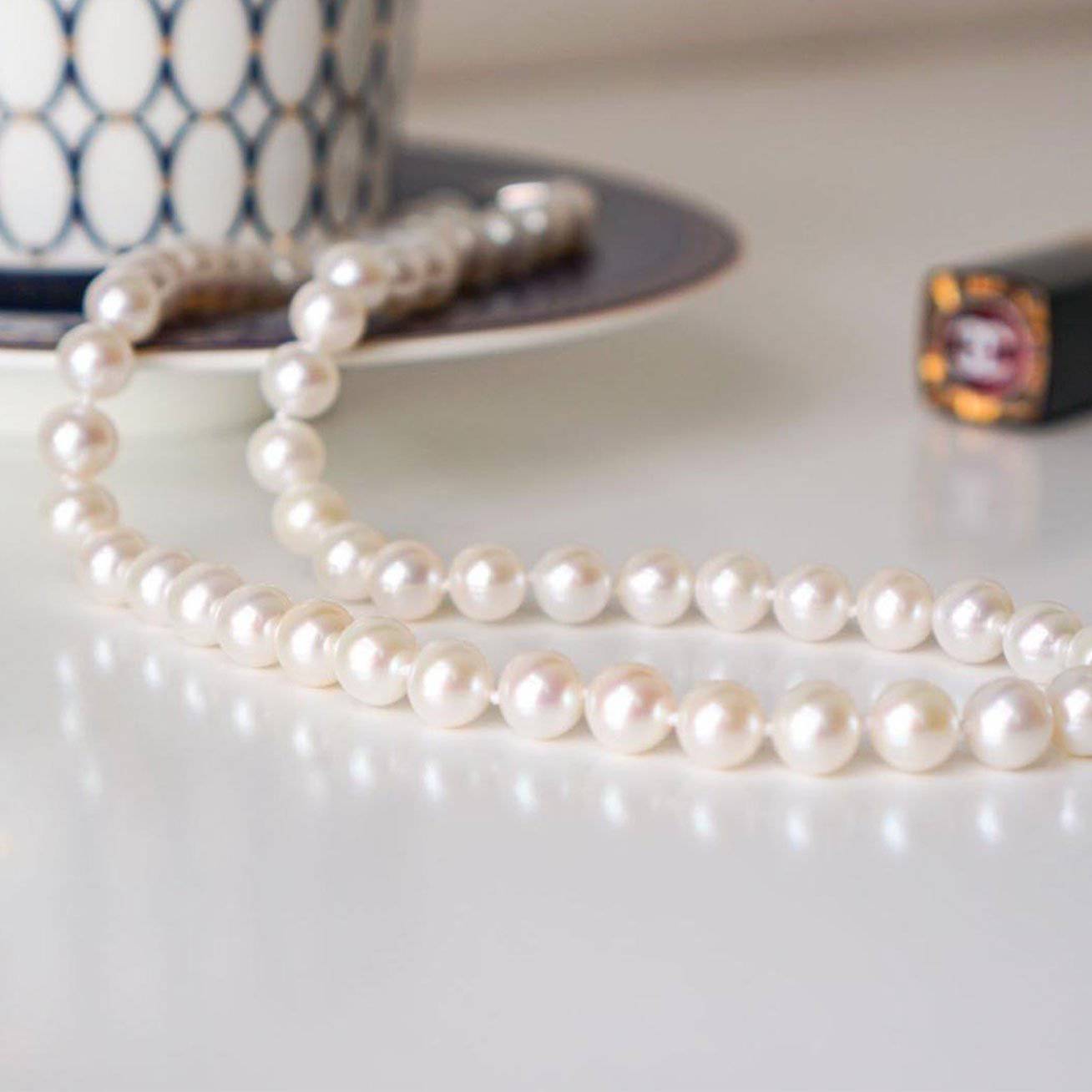 Elegant Top Quality Freshwater Pearl Necklace WN00043 with round white pearls and sterling silver chain.