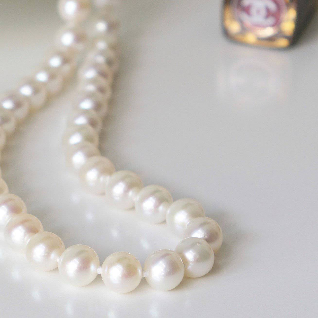 Elegant Top Quality Freshwater Pearl Necklace WN00043 with round white pearls and sterling silver chain.