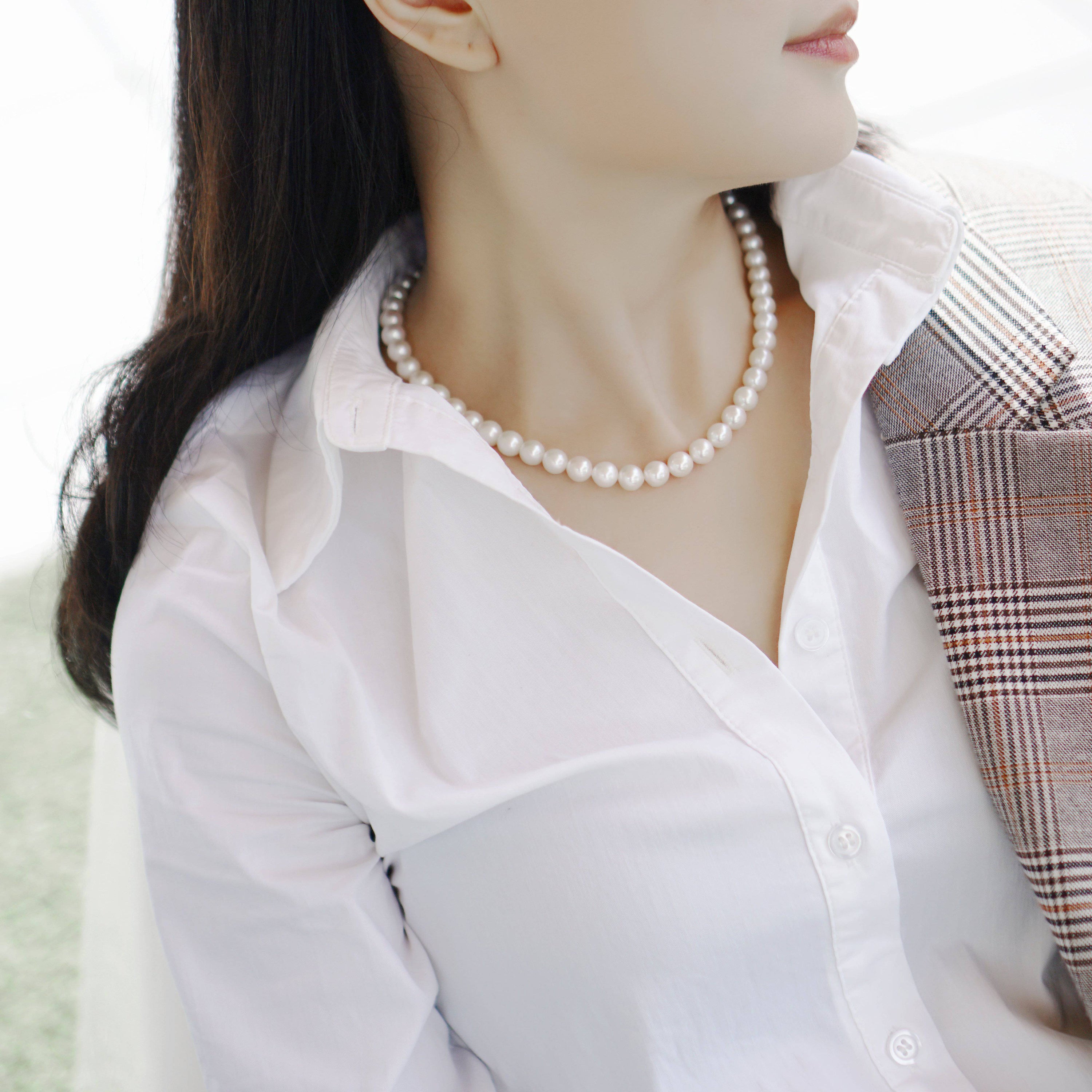 Elegant Top Quality Freshwater Pearl Necklace WN00043 with round white pearls and sterling silver chain.