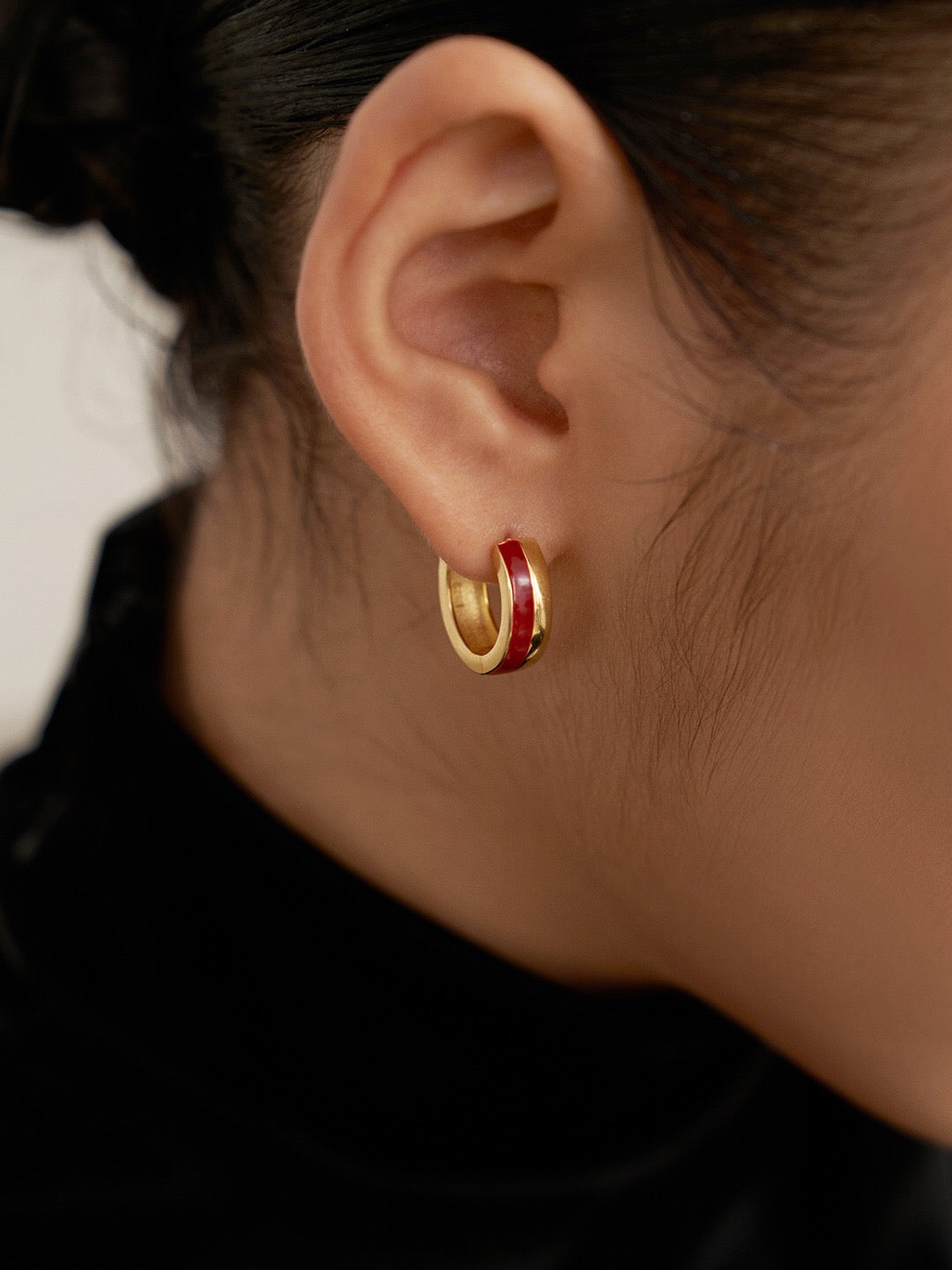 Two-color chunky hoop earrings with drip glaze finish, featuring gold vermeil accents, handmade and stylish.