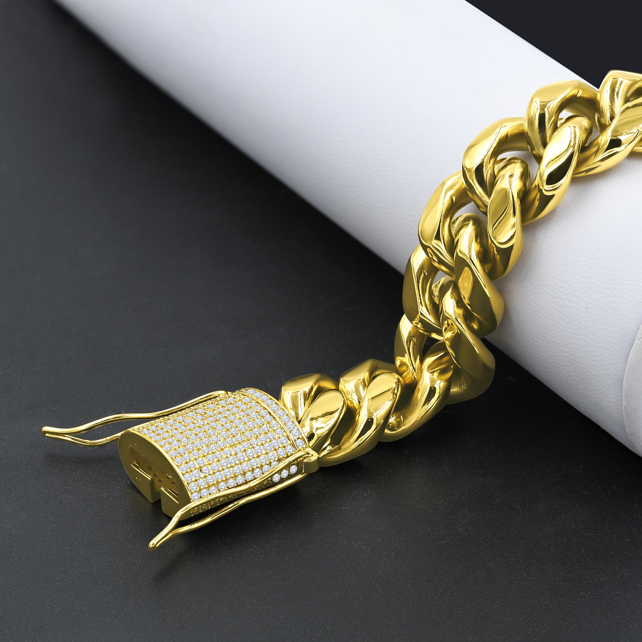 ULTRAIST 18MM Cuban Chain showcasing its classic design and shiny Oro Laminnado finish, available in multiple lengths.