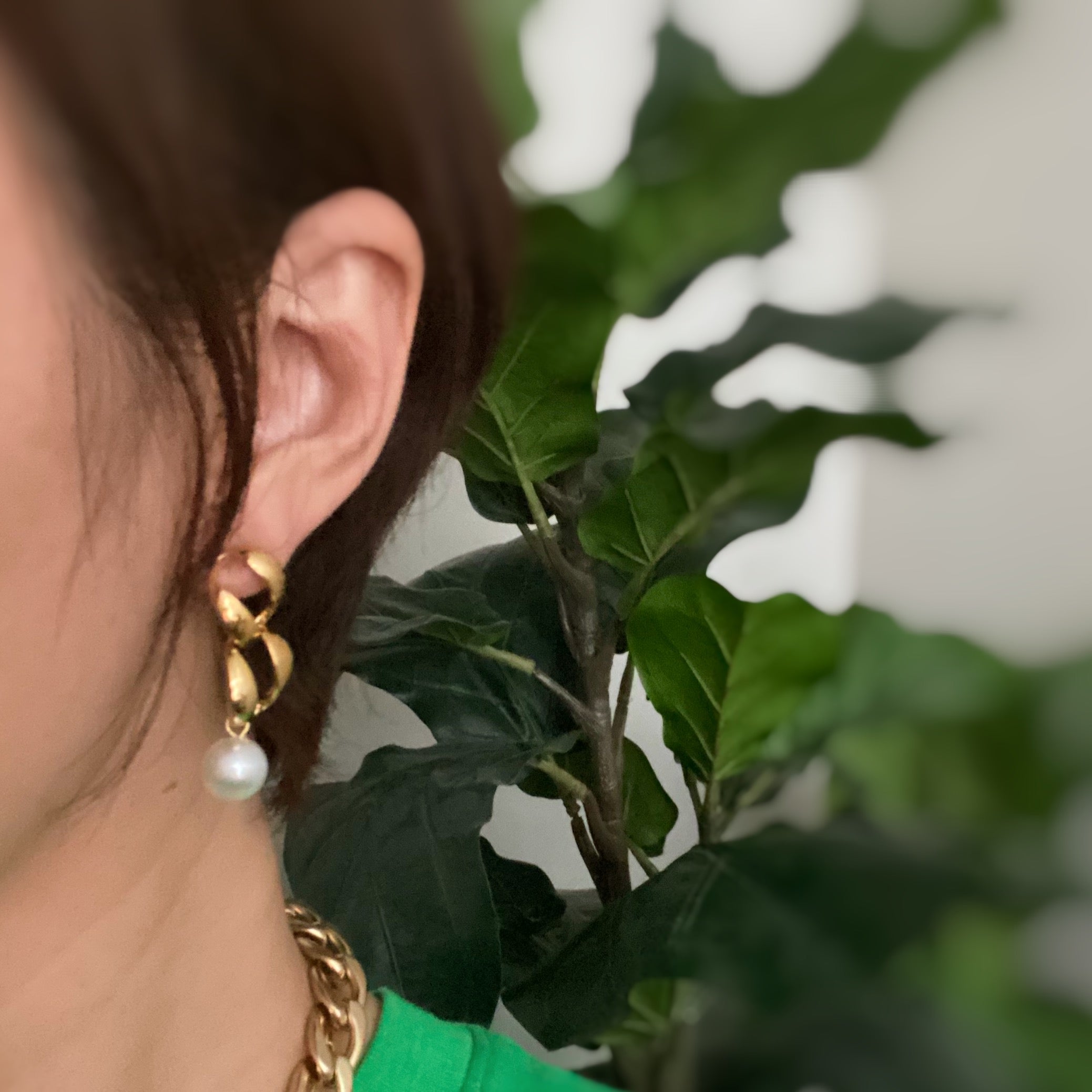 Stylish unbalanced hip pearl earrings featuring a dangling pearl and a matching stud, crafted from 18k gold plated stainless steel.