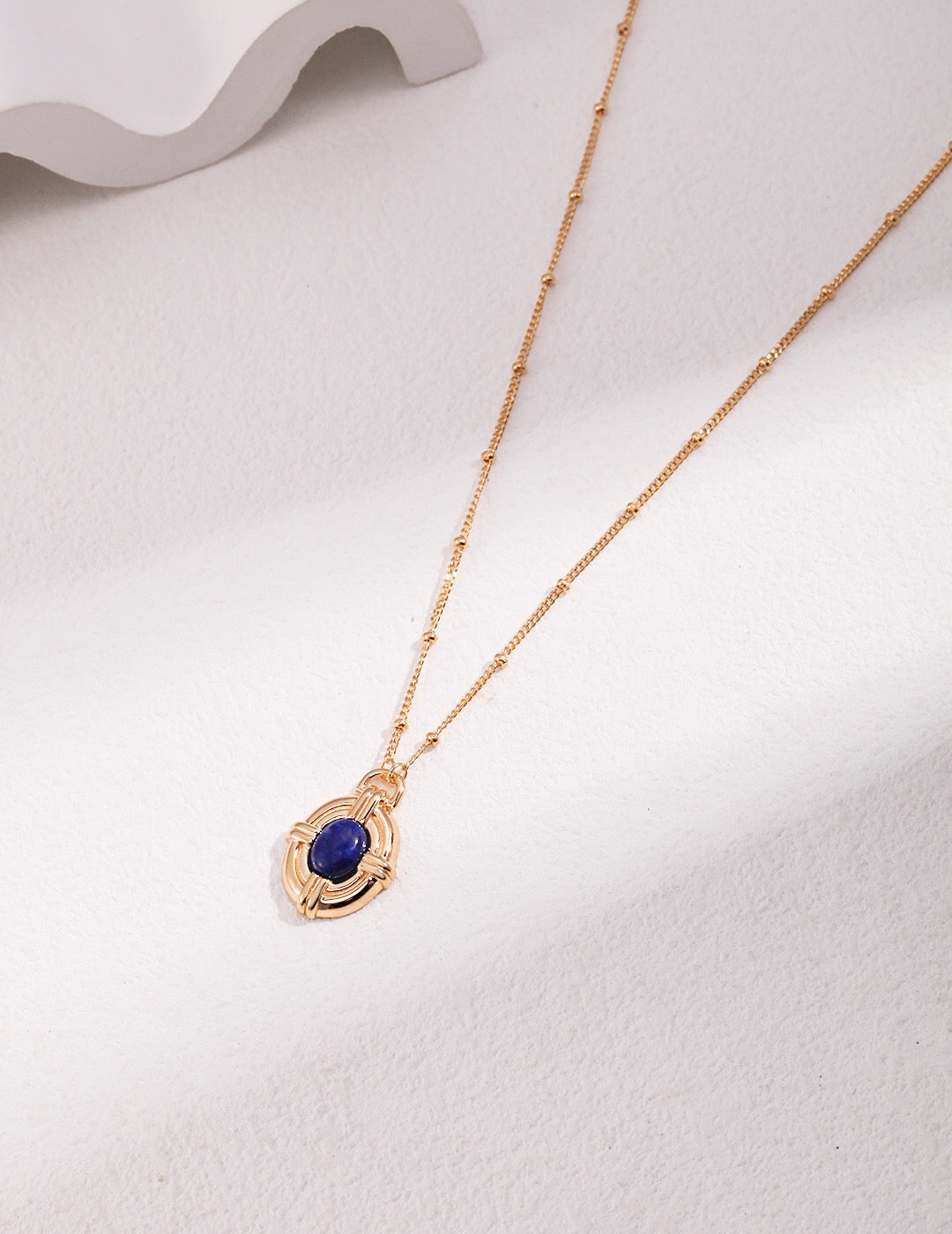 Vintage style necklace featuring lapis lazuli stones and gold vermeil plating, elegantly designed for a timeless look.