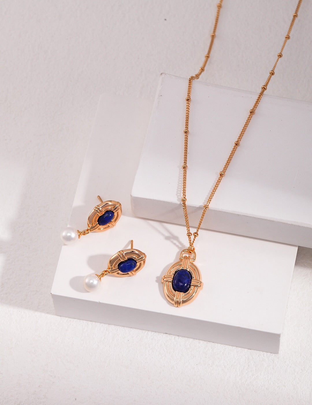 Vintage style necklace featuring lapis lazuli stones and gold vermeil plating, elegantly designed for a timeless look.