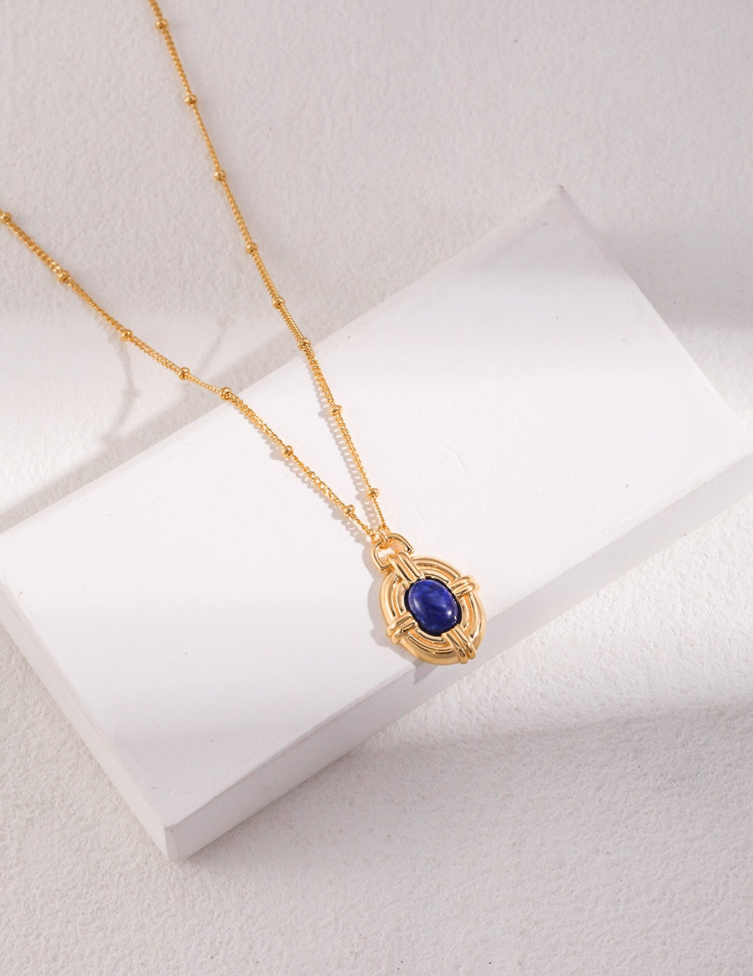 Vintage style necklace featuring lapis lazuli stones and gold vermeil plating, elegantly designed for a timeless look.