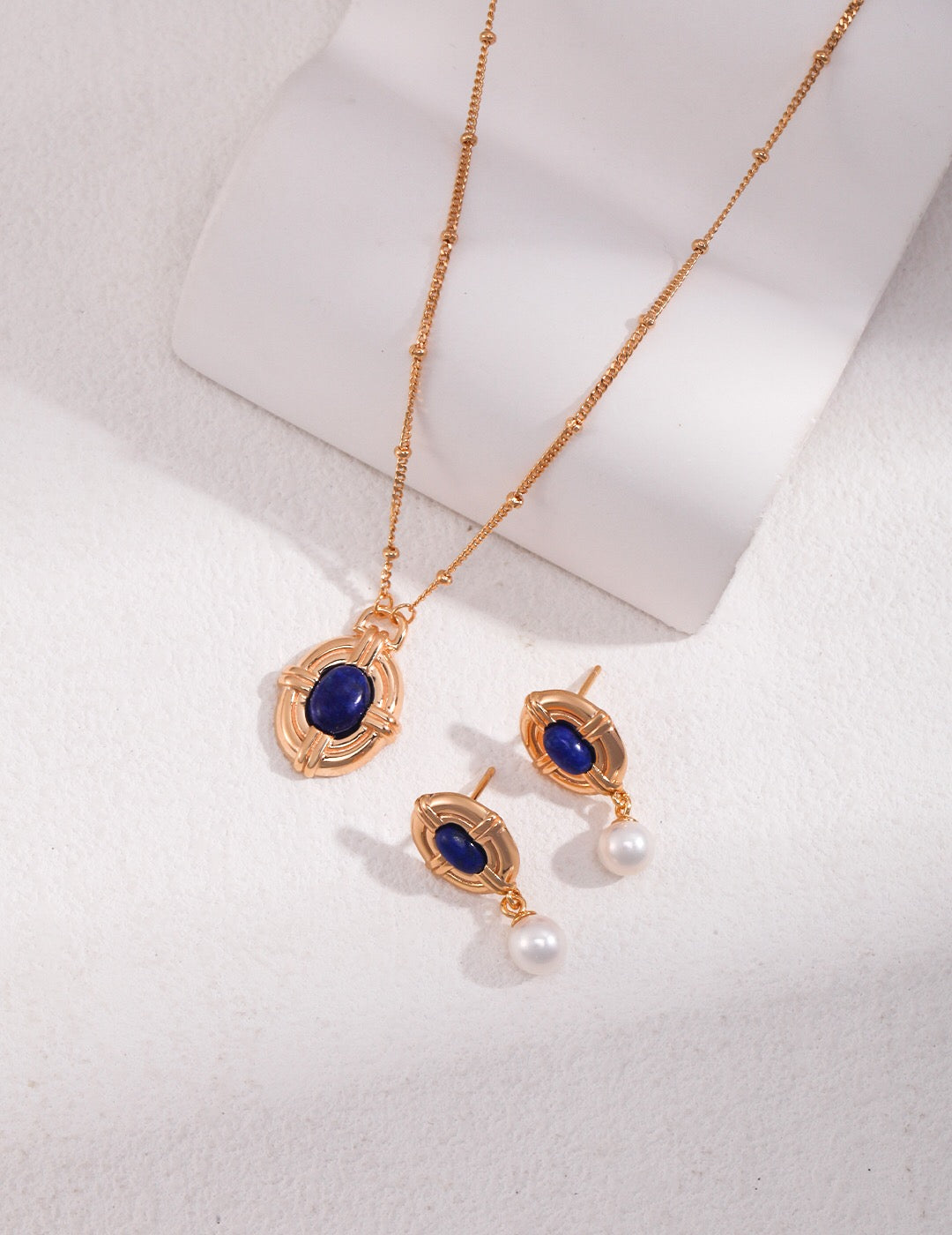 Vintage style necklace featuring lapis lazuli stones and gold vermeil plating, elegantly designed for a timeless look.