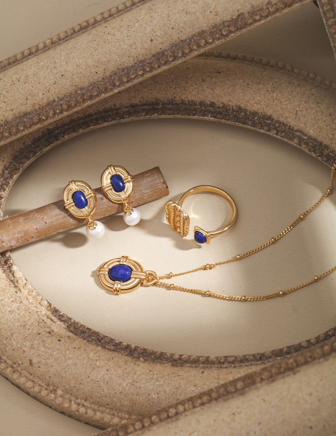 Vintage style necklace featuring lapis lazuli stones and gold vermeil plating, elegantly designed for a timeless look.