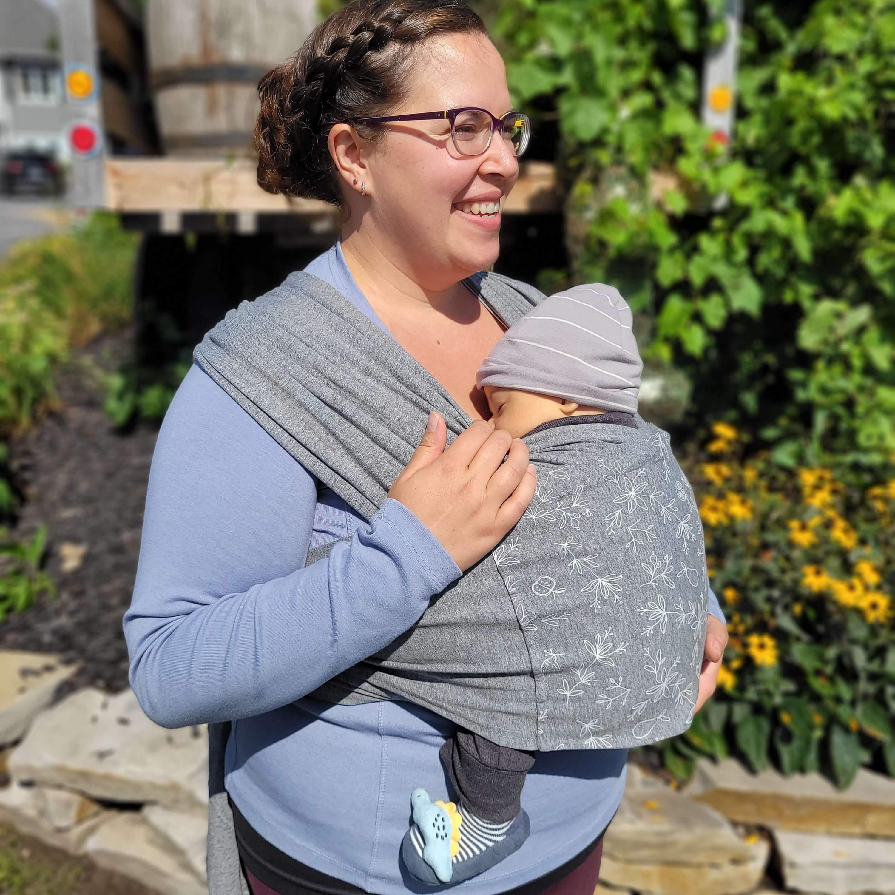 Écharpe de portage Snüg en tricot doux, réversible, conçue pour le confort des bébés de la naissance à 18 mois.