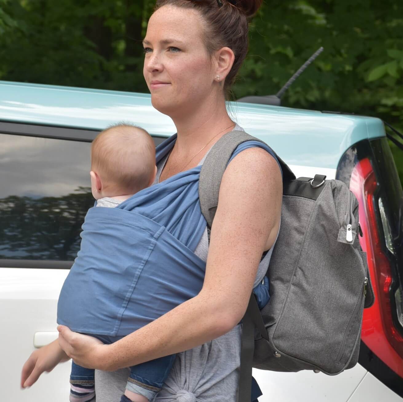 Écharpe de portage Snüg en tricot doux, réversible, conçue pour le confort des bébés de la naissance à 18 mois.