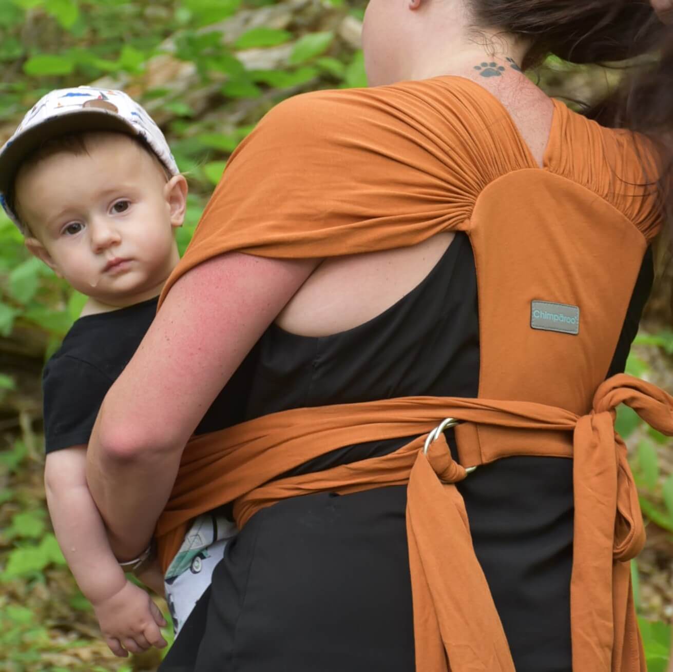 Écharpe de portage Snüg en tricot doux, réversible, conçue pour le confort des bébés de la naissance à 18 mois.