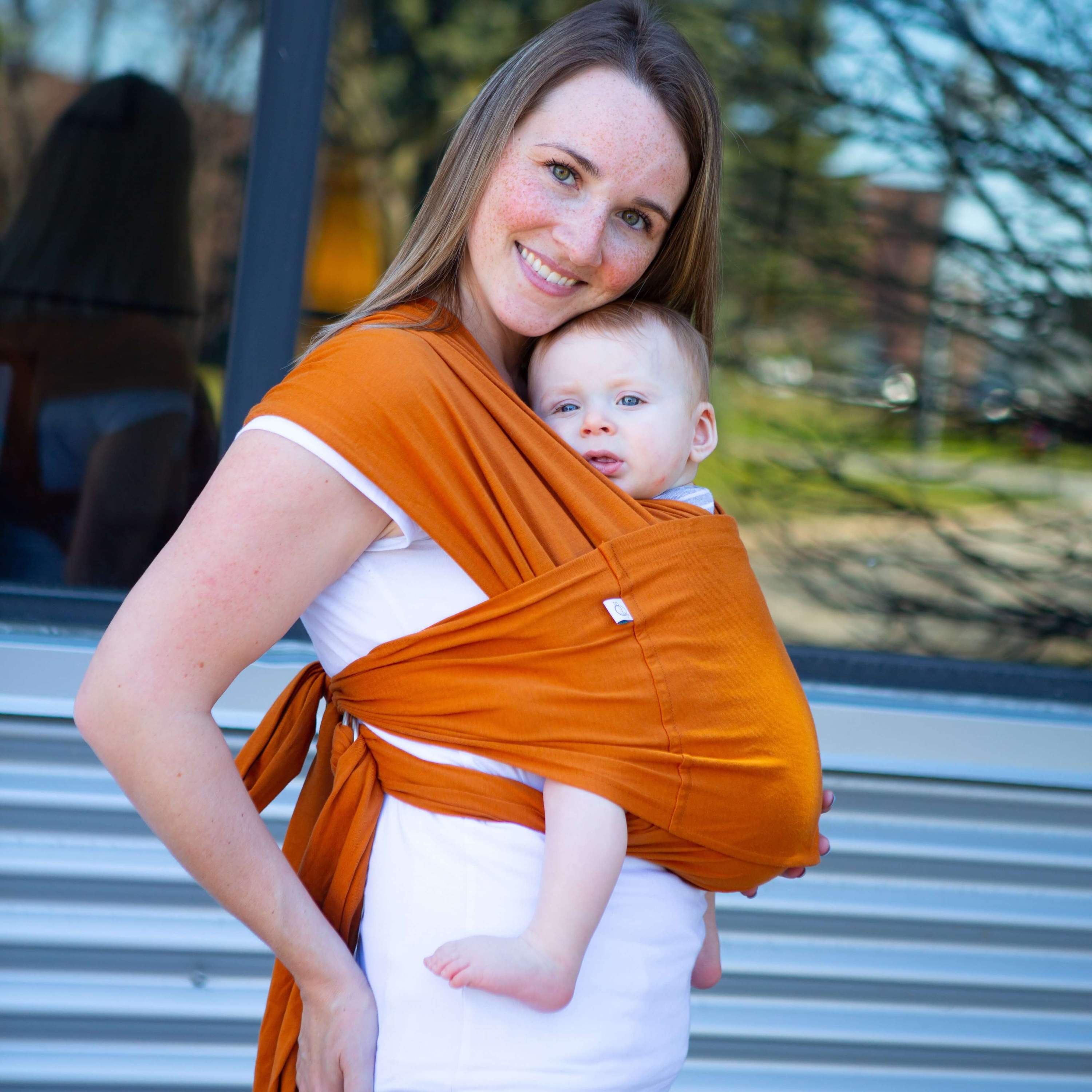 Écharpe de portage Snüg en tricot doux, réversible, conçue pour le confort des bébés de la naissance à 18 mois.