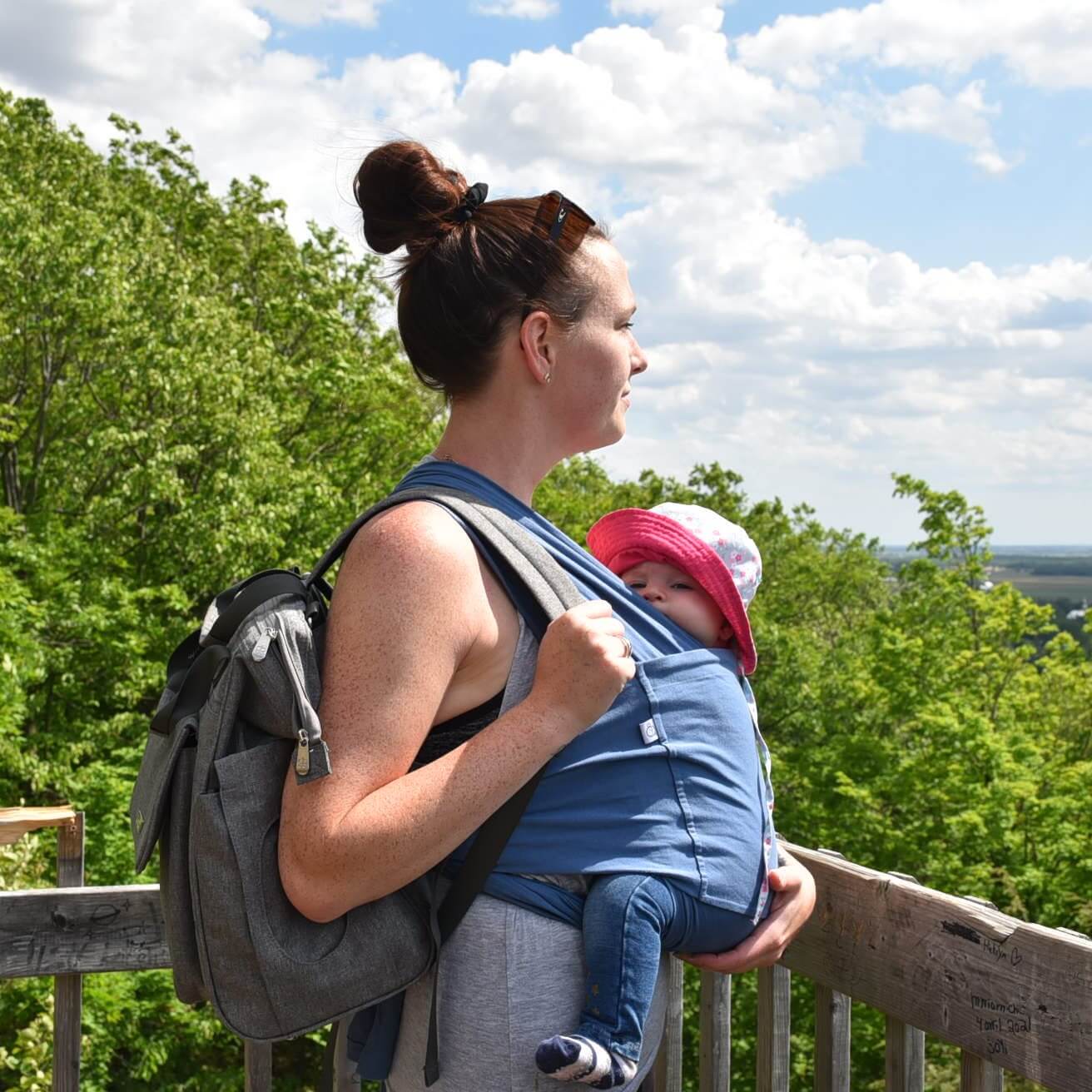 Écharpe de portage Snüg en tricot doux, réversible, conçue pour le confort des bébés de la naissance à 18 mois.