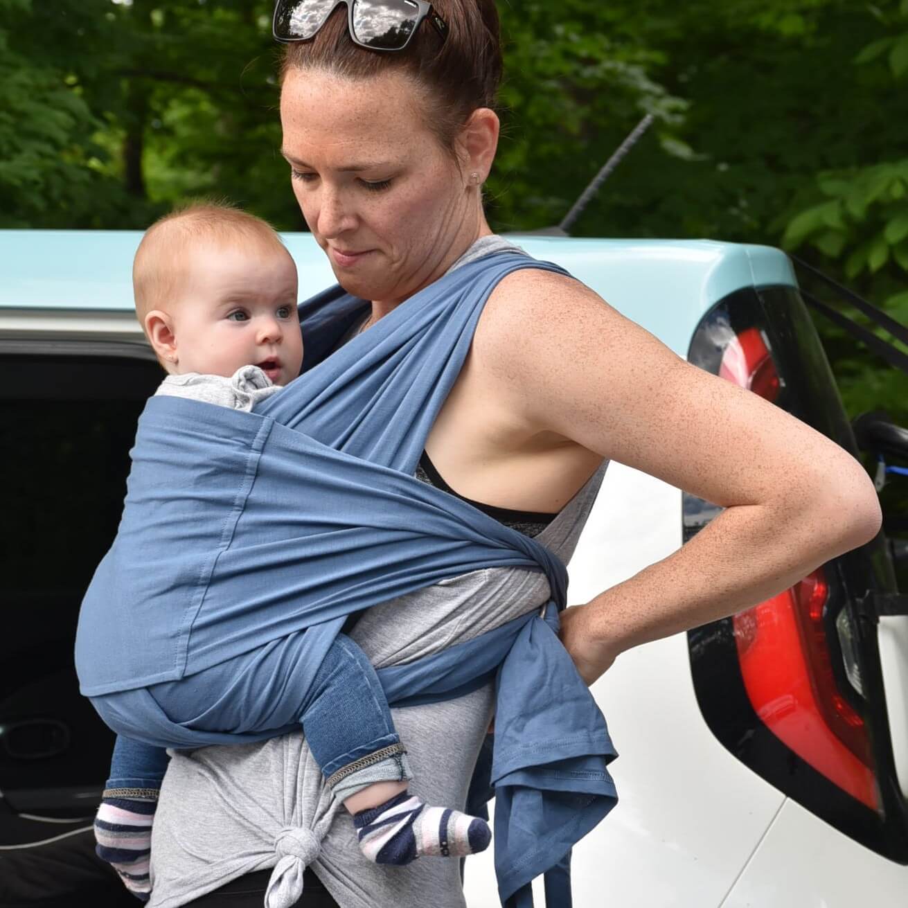 Écharpe de portage Snüg en tricot doux, réversible, conçue pour le confort des bébés de la naissance à 18 mois.