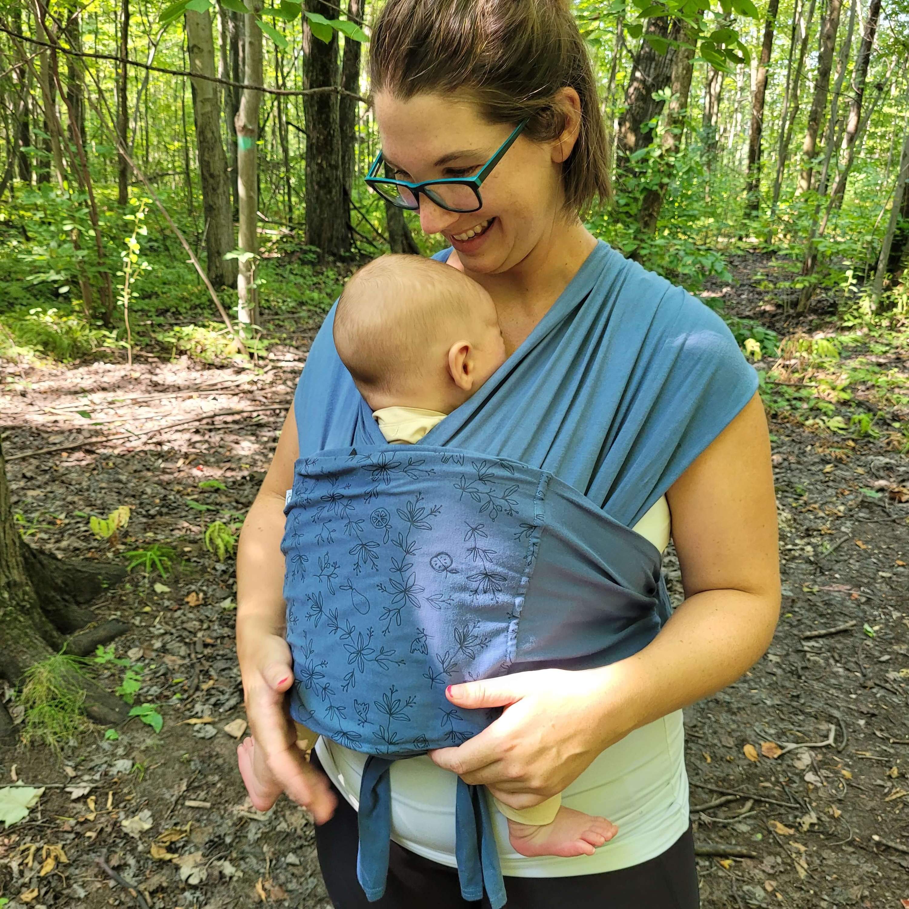 Écharpe de portage Snüg en tricot doux, réversible, conçue pour le confort des bébés de la naissance à 18 mois.