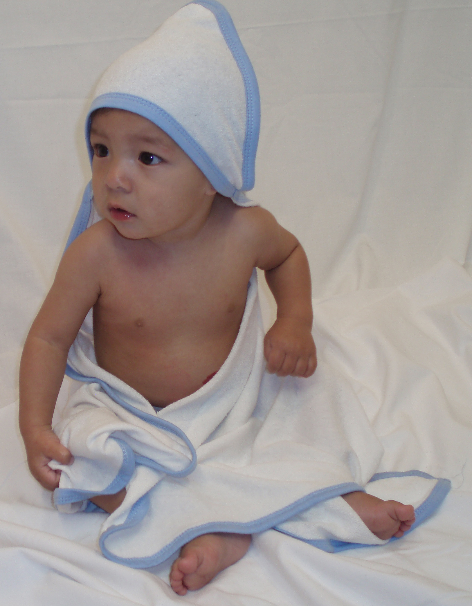 Bambini White and Yellow Hooded Infant Bath Towels, soft cotton blend, perfect for keeping babies warm after bath time.