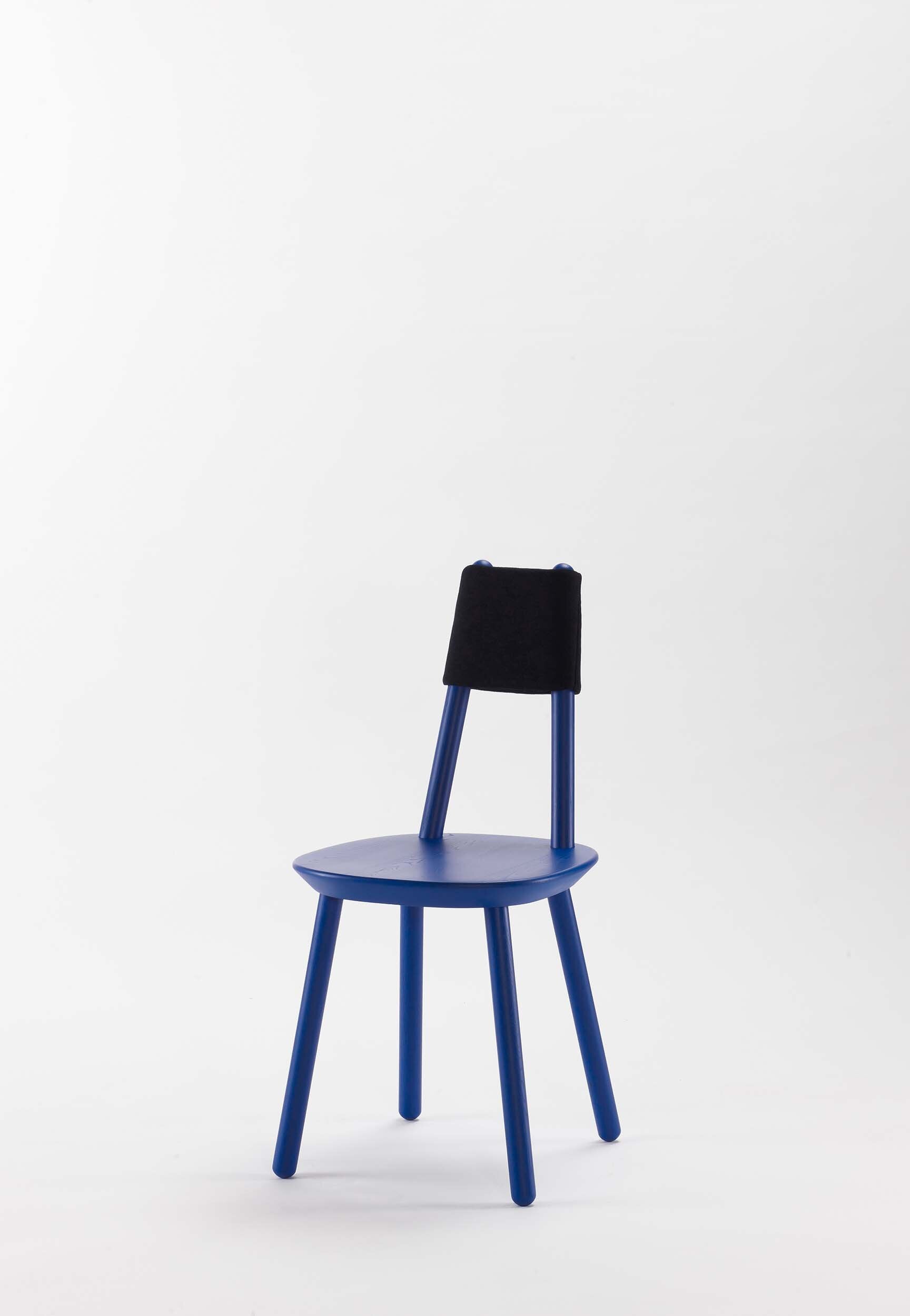 Naïve Dining Chair featuring a minimalist design with a solid ash seat and six equal-length legs, showcasing its playful and ergonomic structure.