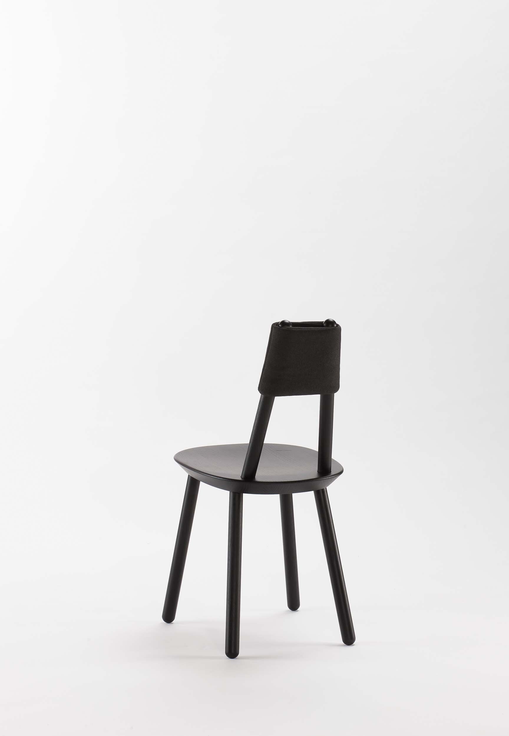 Naïve Dining Chair featuring a minimalist design with a solid ash seat and six equal-length legs, showcasing its playful and ergonomic structure.