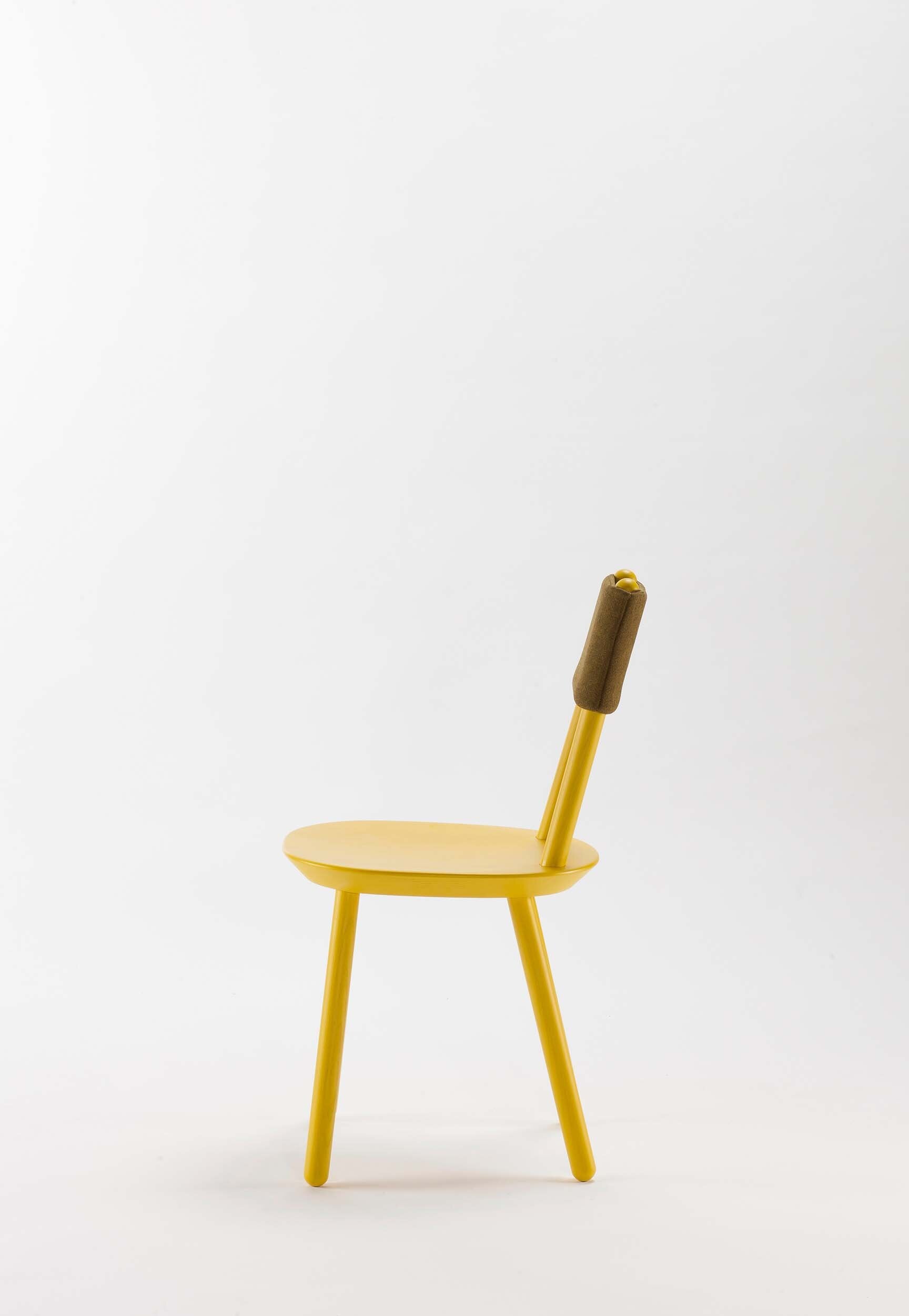 Naïve Dining Chair featuring a minimalist design with a solid ash seat and six equal-length legs, showcasing its playful and ergonomic structure.