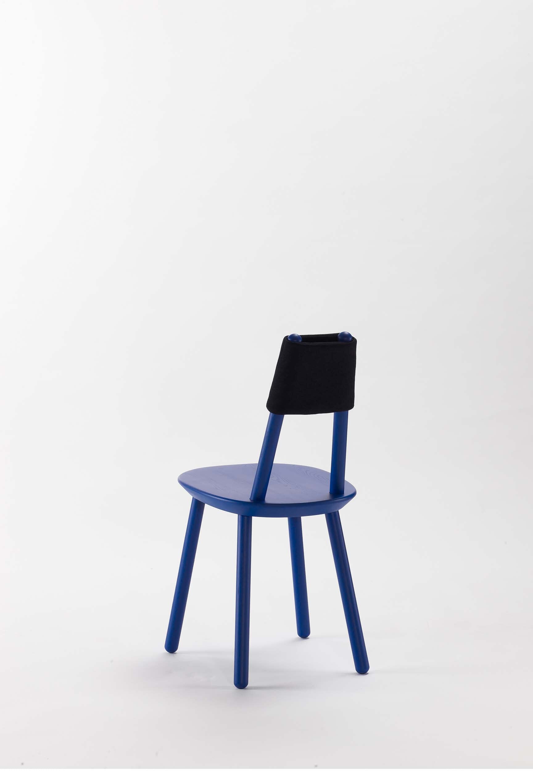 Naïve Dining Chair featuring a minimalist design with a solid ash seat and six equal-length legs, showcasing its playful and ergonomic structure.