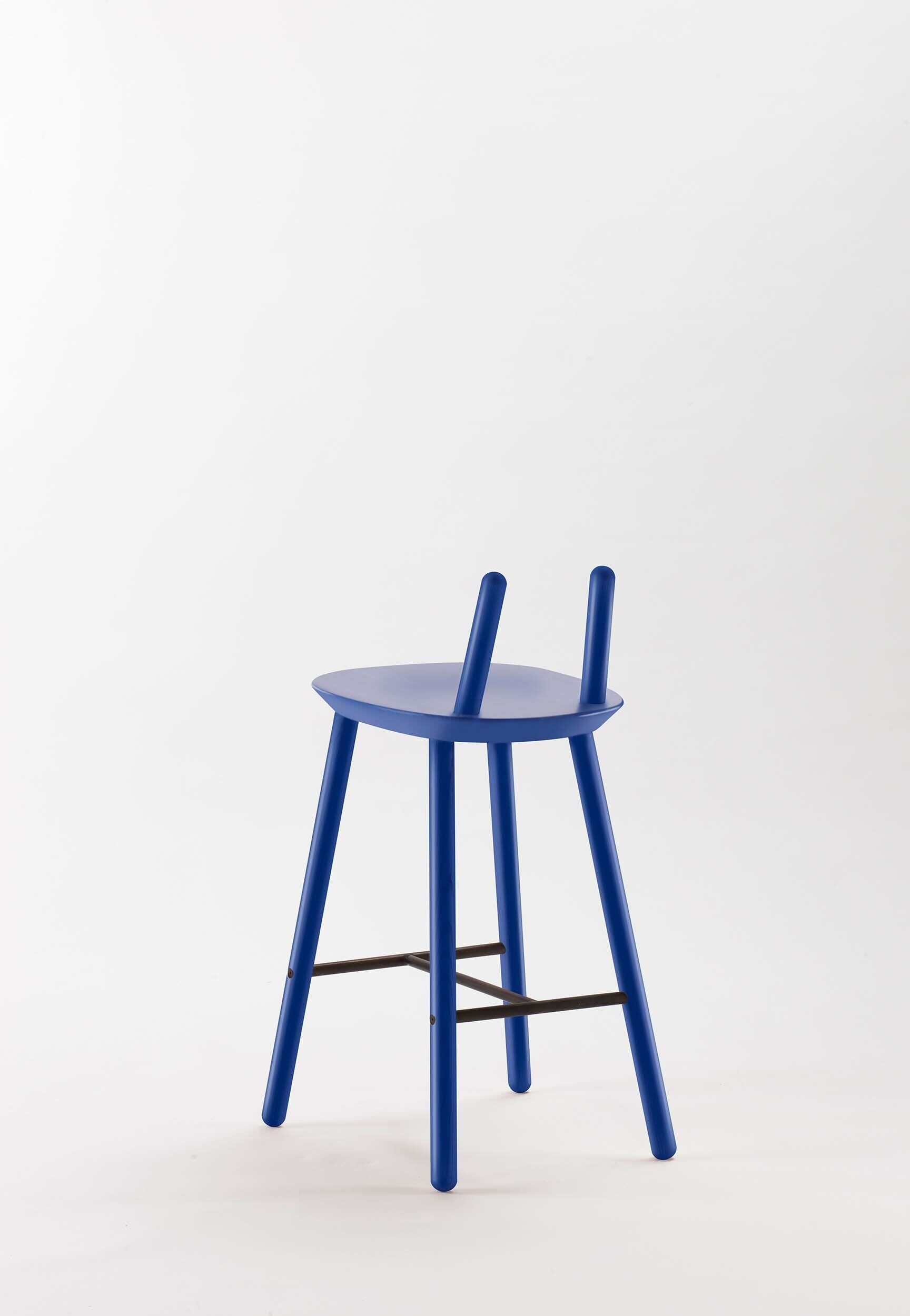 Naïve Semi Bar Stool featuring a carved seat and minimal backrest, with a durable steel footrest, ideal for home and public use.