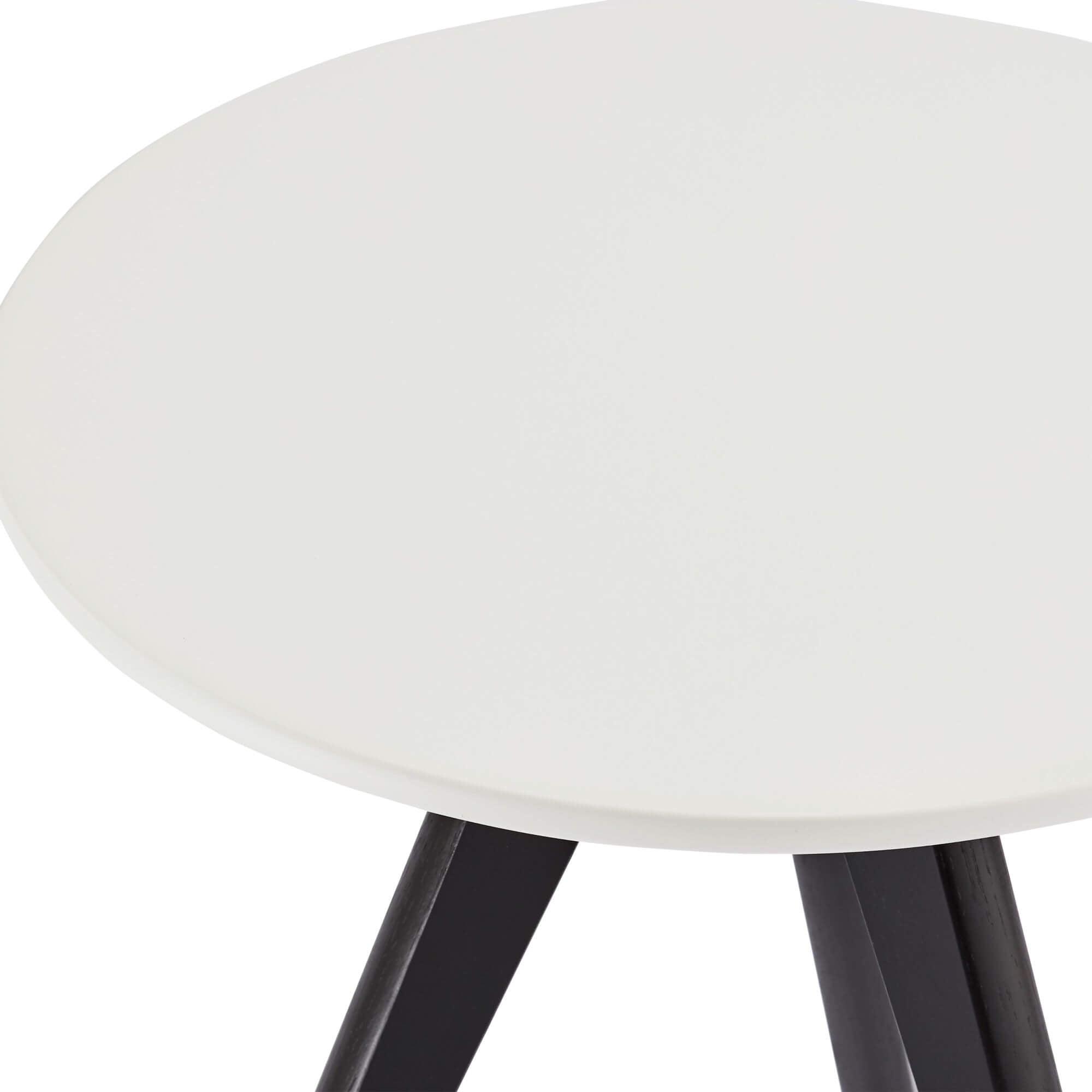 Round white and black coffee table with lacquered oak legs, stylish and modern design, perfect for coffee breaks.