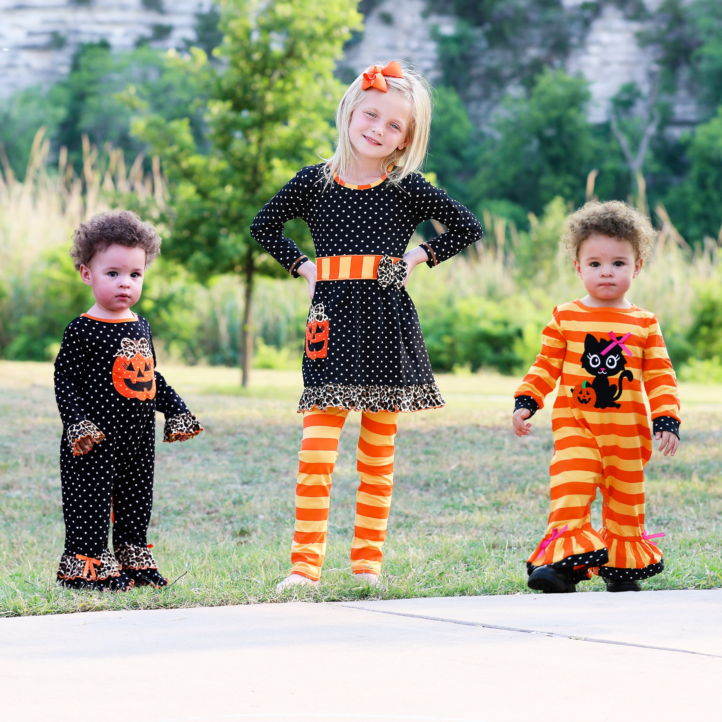 AnnLoren Baby Girls Halloween romper featuring a friendly black cat applique and orange striped design with polka dot trim.