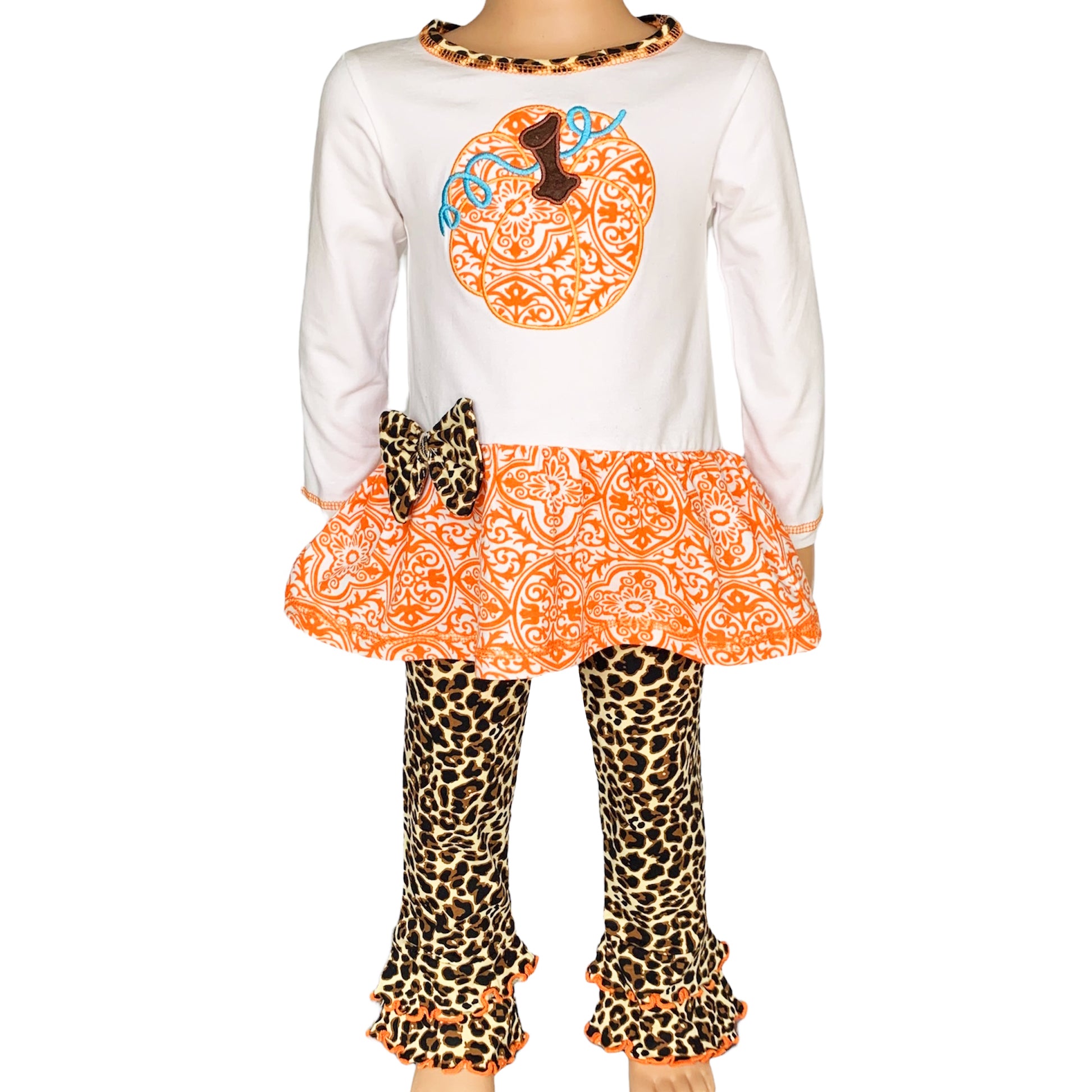 AnnLoren Girls Autumn Outfit featuring a cream tunic with pumpkin applique and leopard leggings, perfect for Thanksgiving.