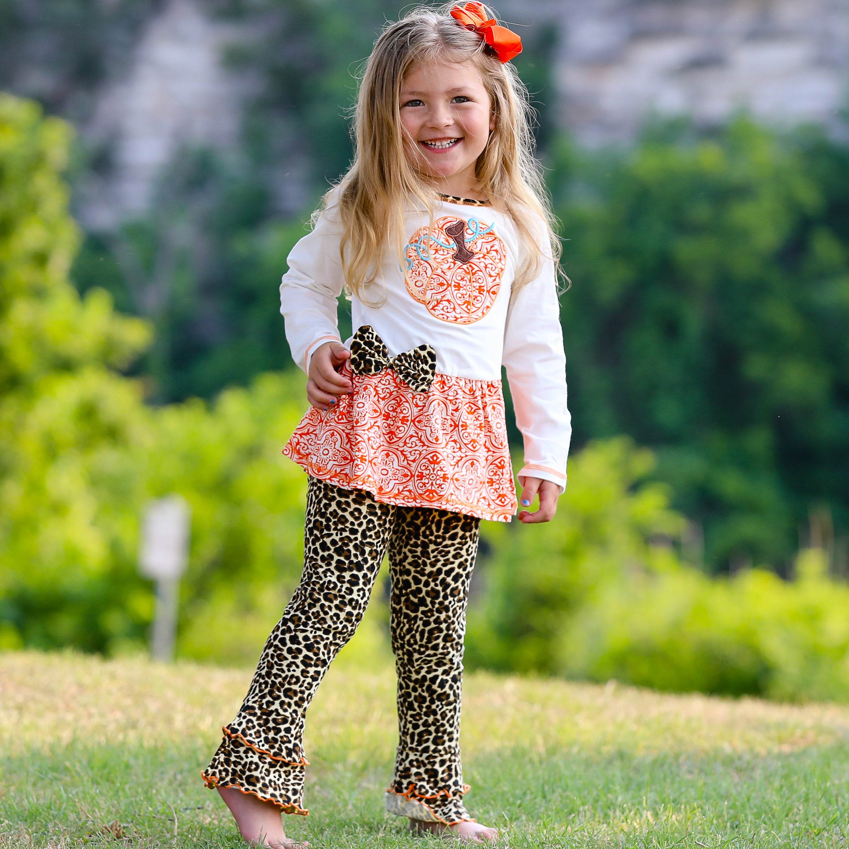 AnnLoren Girls Autumn Outfit featuring a cream tunic with pumpkin applique and leopard leggings, perfect for Thanksgiving.