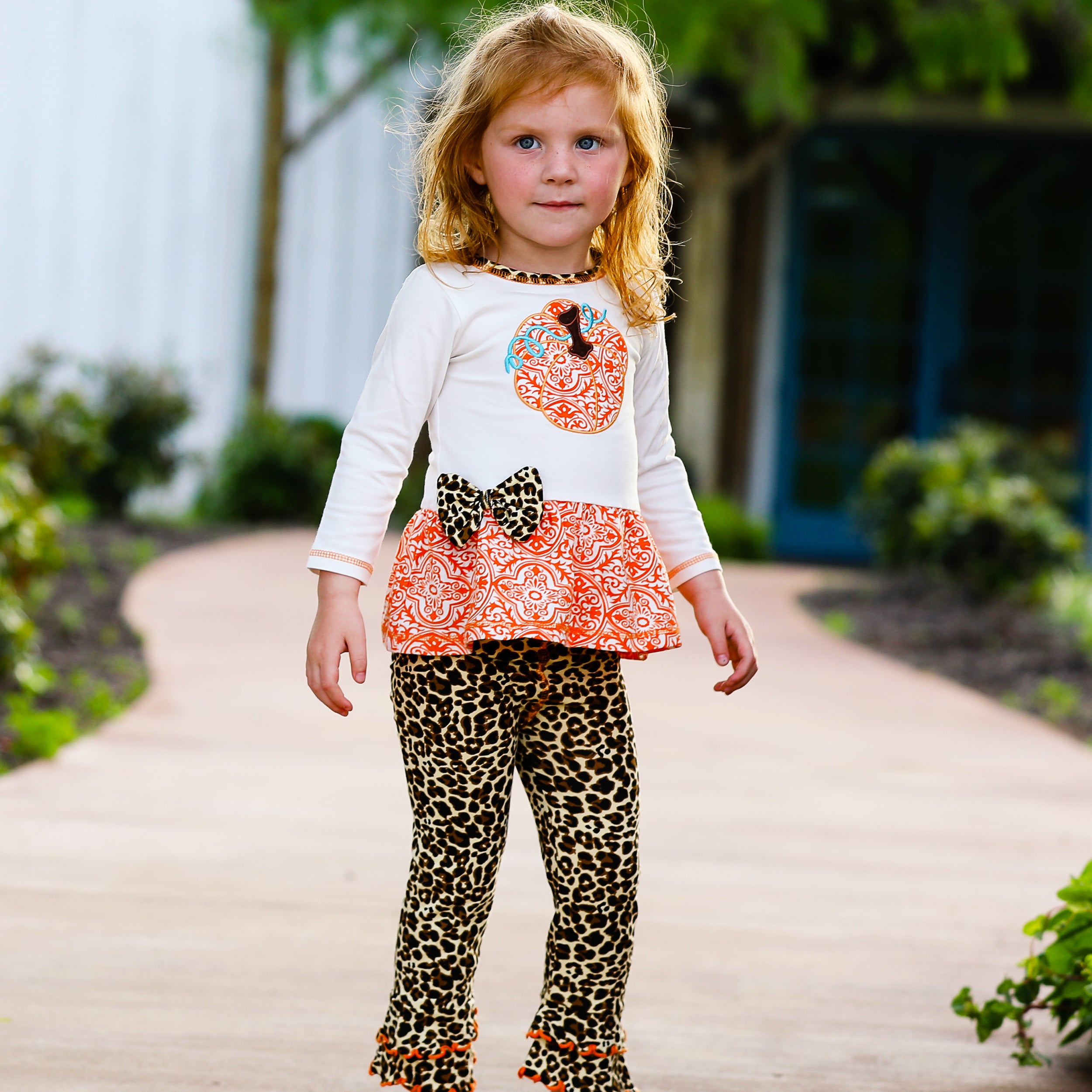 AnnLoren Girls Autumn Outfit featuring a cream tunic with pumpkin applique and leopard leggings, perfect for Thanksgiving.