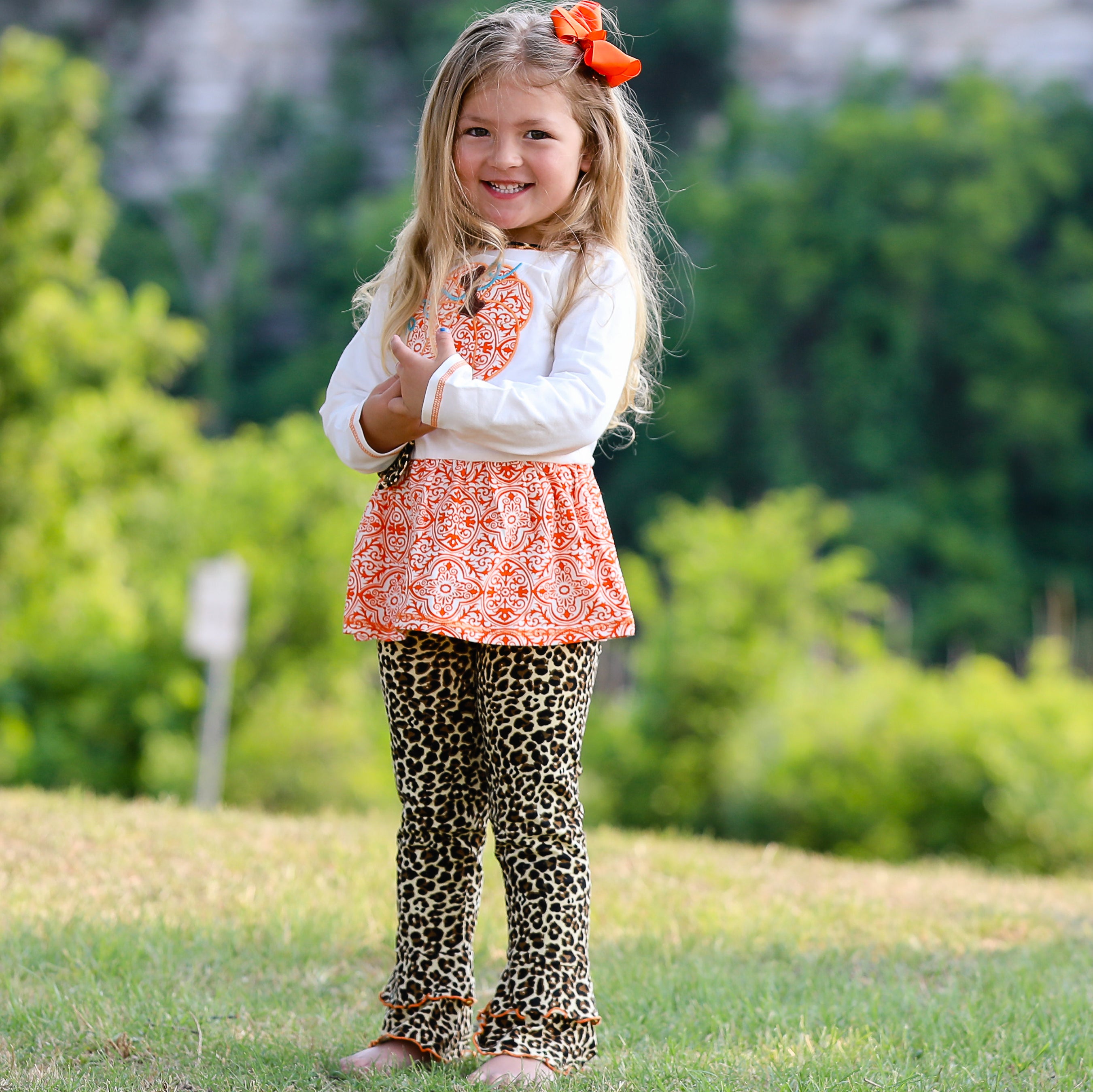 AnnLoren Girls Autumn Outfit featuring a cream tunic with pumpkin applique and leopard leggings, perfect for Thanksgiving.